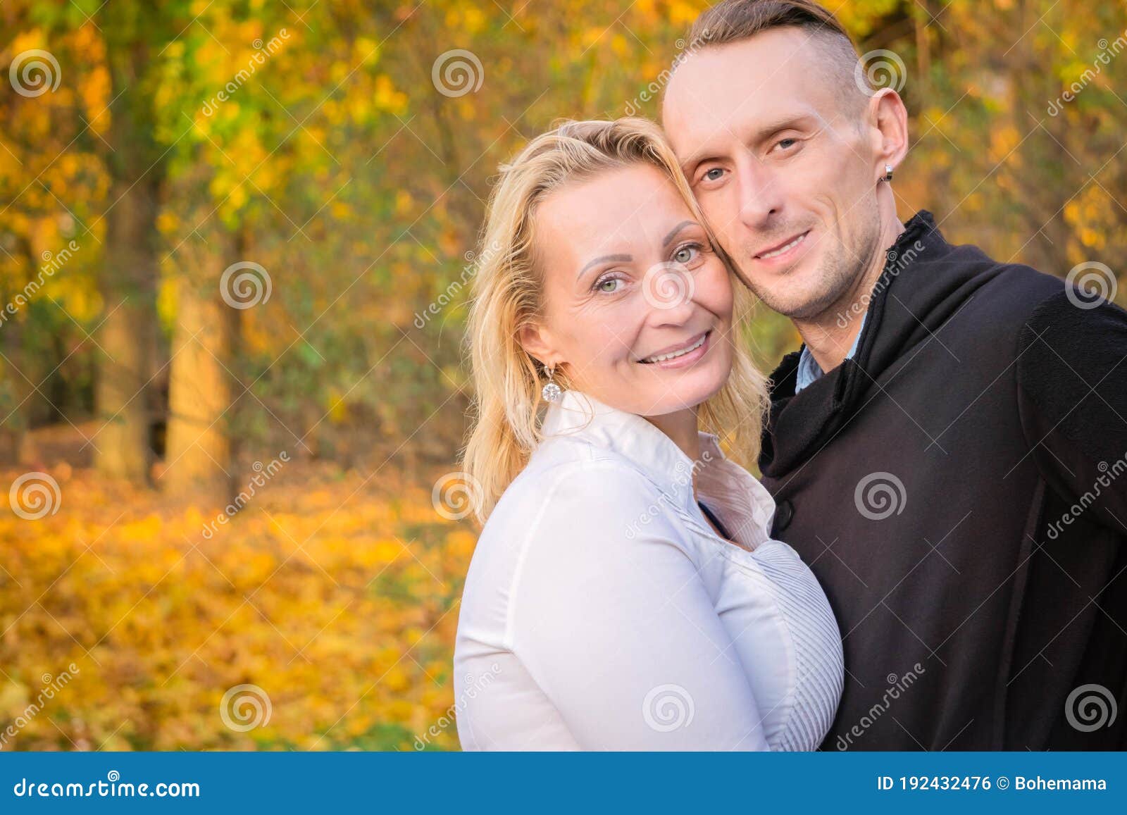 Una Pareja Encantadora Abrazada En El Fondo Del Parque De Otoño Foto de archivo - Imagen de marido, lazo: 192432476 Una Pareja Encantadora Abrazada En El Fondo Del Parque De Otoño Foto de archivo - Imagen de marido, lazo: 192432476