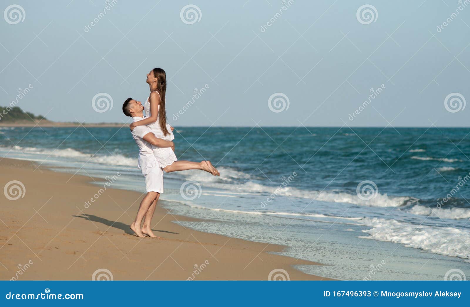 Una Pareja Encantadora a Orillas Del Mar Imagen de archivo - Imagen de hombres, amor: 167496393 Una Pareja Encantadora a Orillas Del Mar Imagen de archivo - Imagen de hombres, amor: 167496393