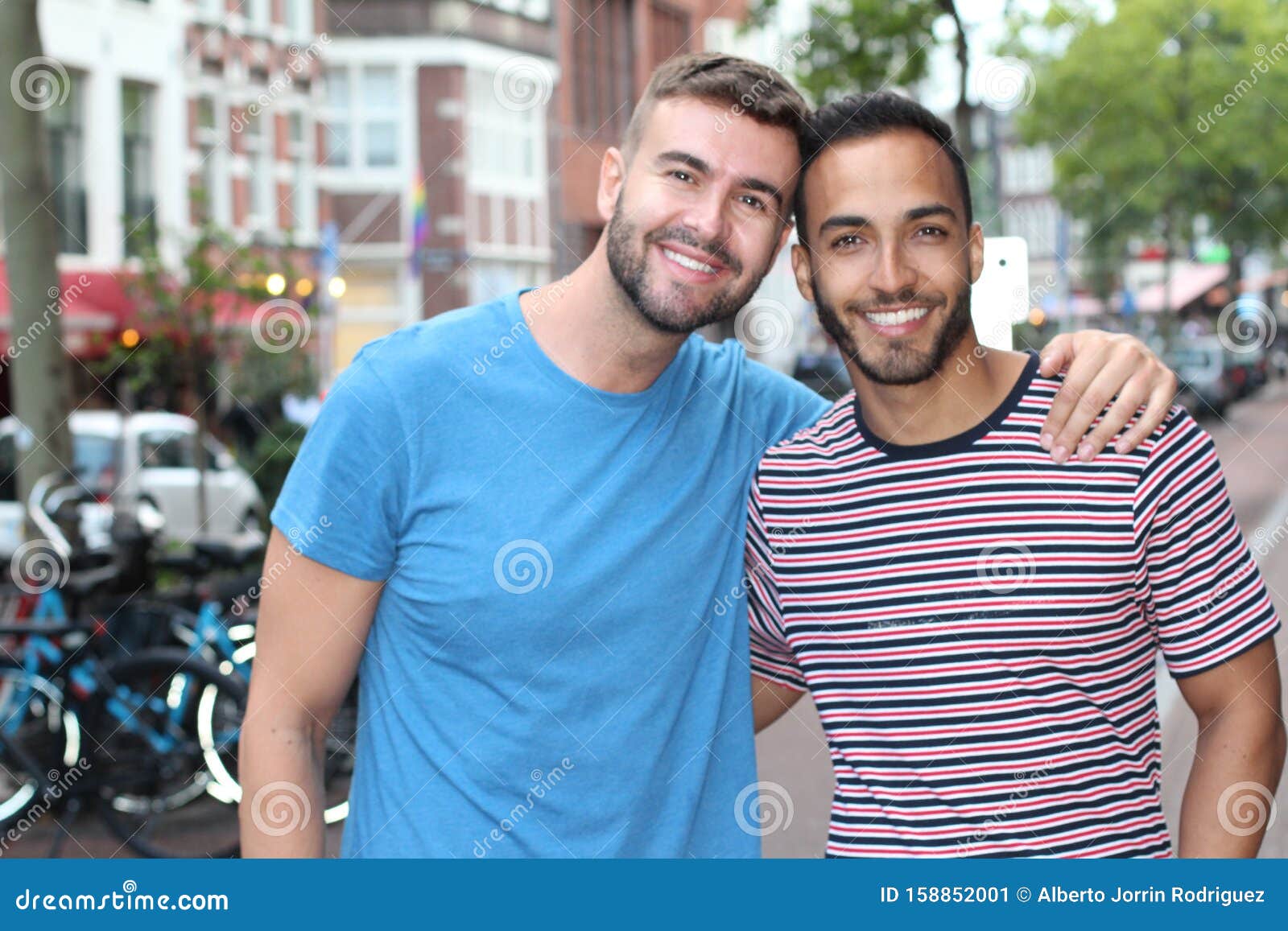 Una Pareja Gay Orgullosa Interracial Imagen de archivo - Imagen de adulto, amigos: 158852001 Una Pareja Gay Orgullosa Interracial Imagen de archivo - Imagen de adulto, amigos: 158852001