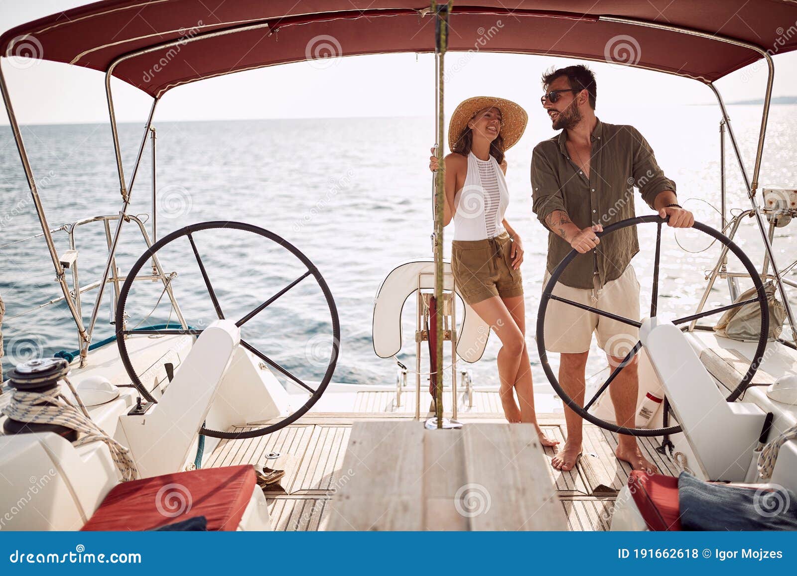 Una Pareja Joven Y Guapa Disfrutando De Un Paseo En Un Yate Foto de archivo - Imagen de felicidad, verano: 191662618 Una Pareja Joven Y Guapa Disfrutando De Un Paseo En Un Yate Foto de archivo - Imagen de felicidad, verano: 191662618