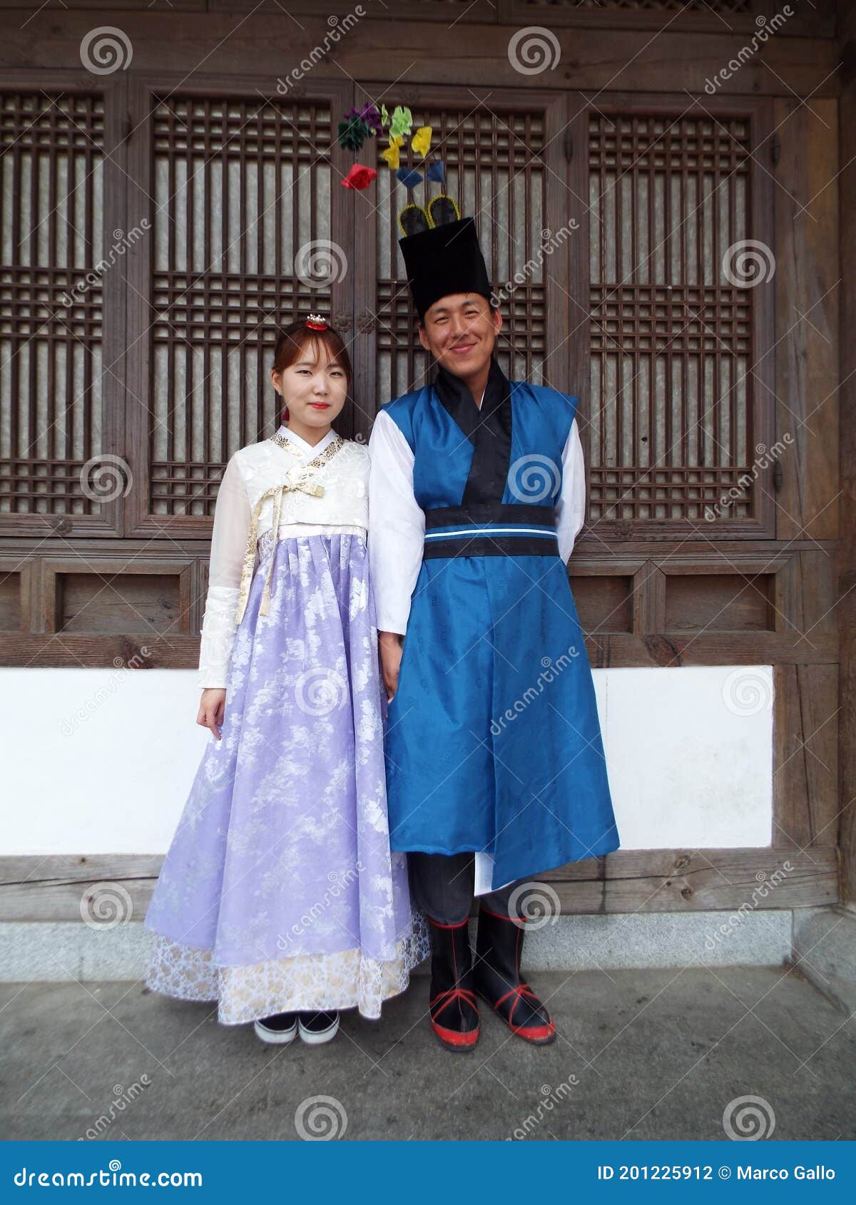 Una Pareja Posa Vestida En El Hanbok Un Vestido Tradicional Coreano En Fotografía editorial - de ropa, coreano: 201225912