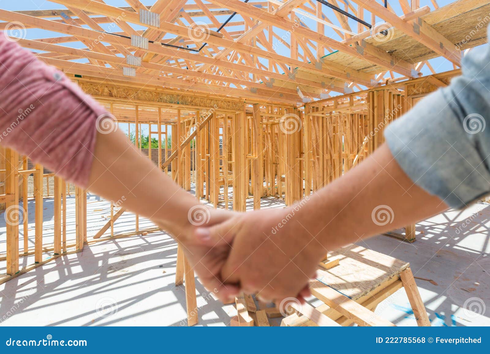 Una Pareja Que Se Da La Mano Mirando Su Nueva Casa Enmarcada En Construcción Foto de archivo - Imagen de pares, madera: 222785568 Una Pareja Que Se Da La Mano Mirando Su Nueva Casa Enmarcada En Construcción Foto de archivo - Imagen de pares, madera: 222785568