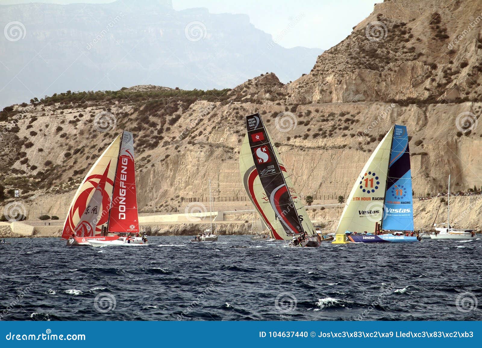 Una parte della navigazione della flotta di VOR dopo la gamba 1 Alicante-Lisbona di inizio. Flotta di VOR in gamba 1 Alicante-Lisbona di inizio della corsa 2017-18 dell'oceano di Volvo una dell'inizio più emozionante noi ` VE visto da Alicante