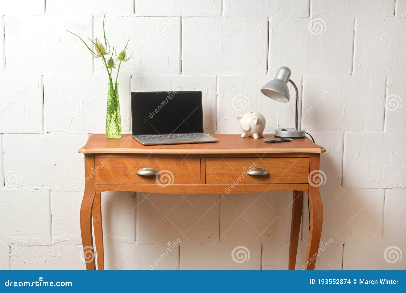 Una Pequeña Mesa De Madera Con Lámpara De Escritorio Para Portátil Y Un  Banco De Cerco Como Lugar Para Una Pequeña Oficina Domésti Foto de archivo  - Imagen de copia, muebles: 193552874