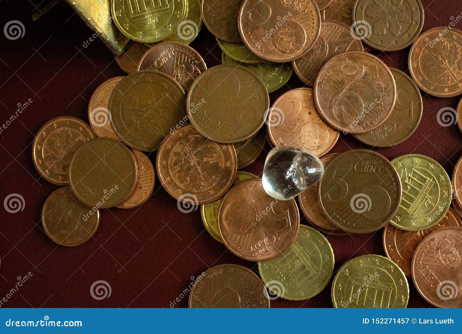 Una Pequeña Piedra Preciosa Cristalina Clara En Montón De Las Monedas De Oro Del Imagen de archivo - Imagen de dinero, intercambio:
