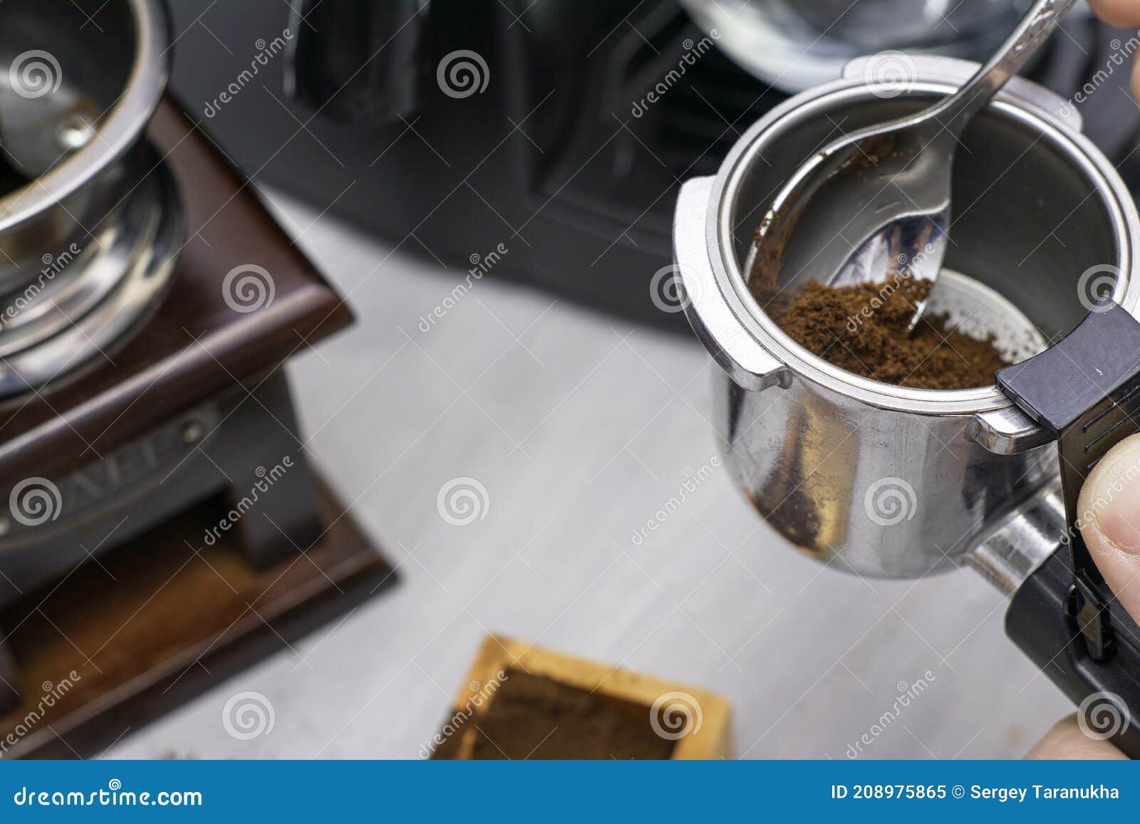 Una Persona Hace Café En Una Máquina De Café Vierte Café Molido En El  Dispensador Con Una Cuchara Imagen de archivo - Imagen de negocios,  sonrisa: 208975865