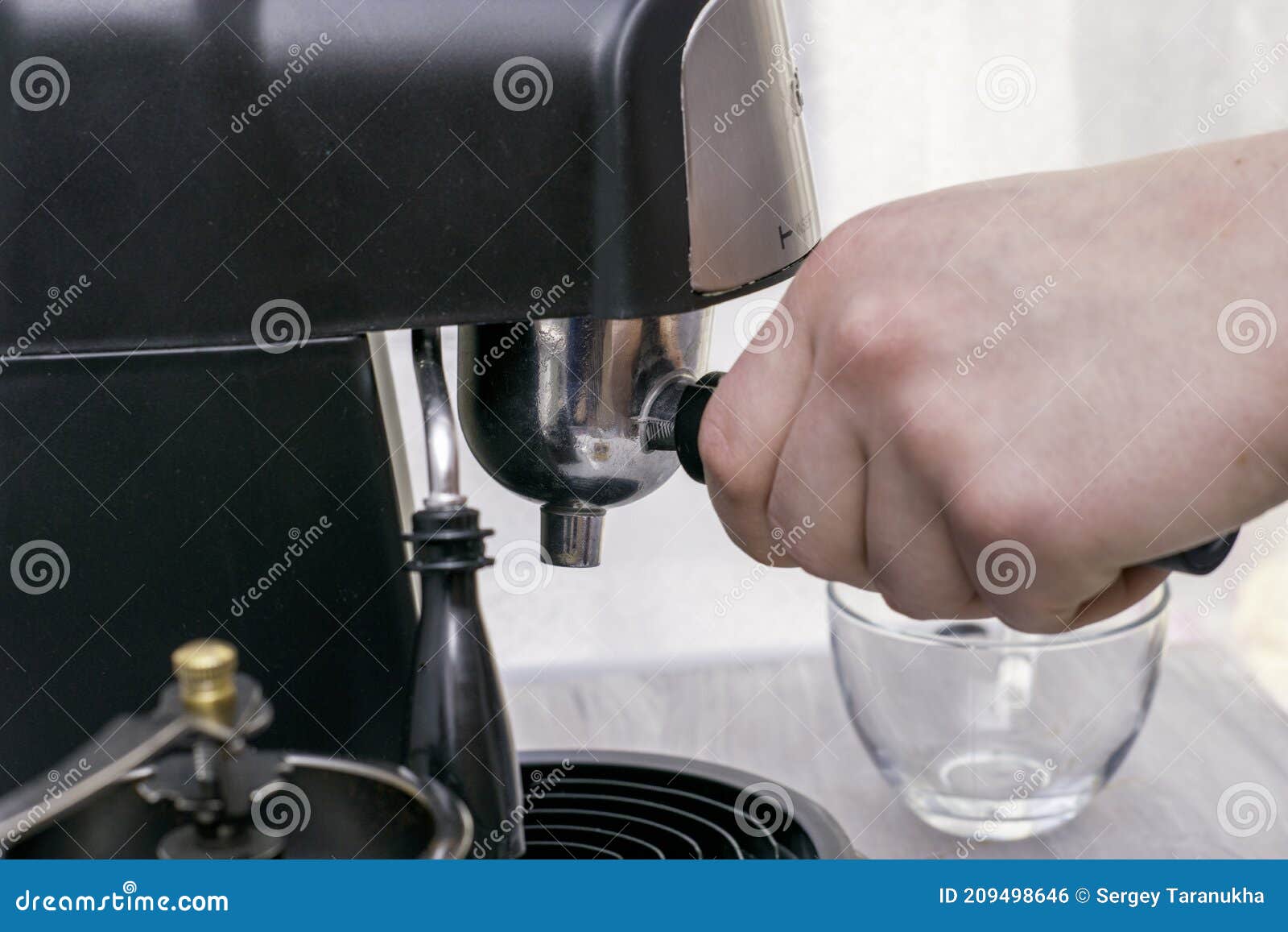 Una Persona Prepara Café En Una Cafetera Y Inserta Un Dispensador