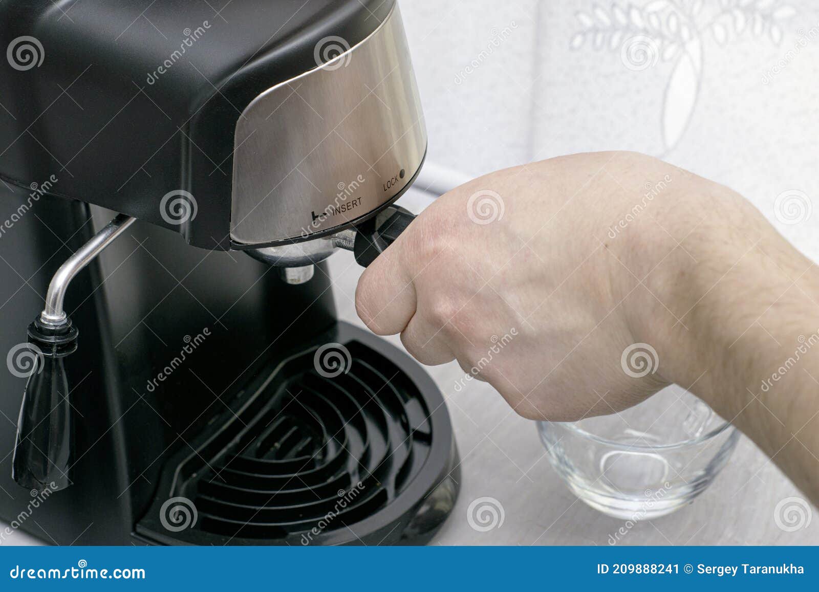 Una Persona Prepara Café En Una Cafetera Y Inserta Un Dispensador