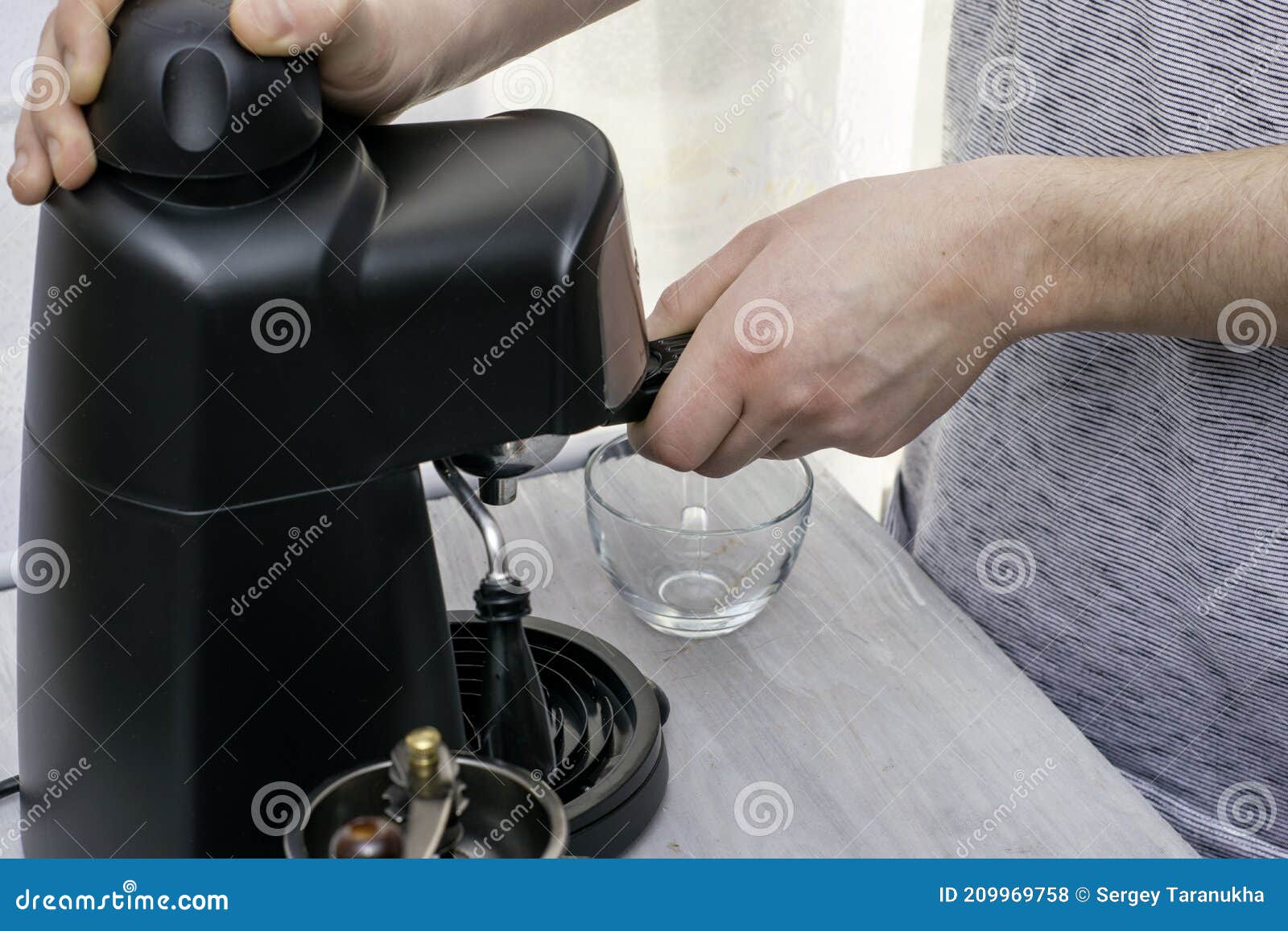 Una Persona Prepara Café En Una Cafetera Y Inserta Un Dispensador Con Café  Molido En La Cafetera Foto de archivo - Imagen de moderno, coser: 209969758