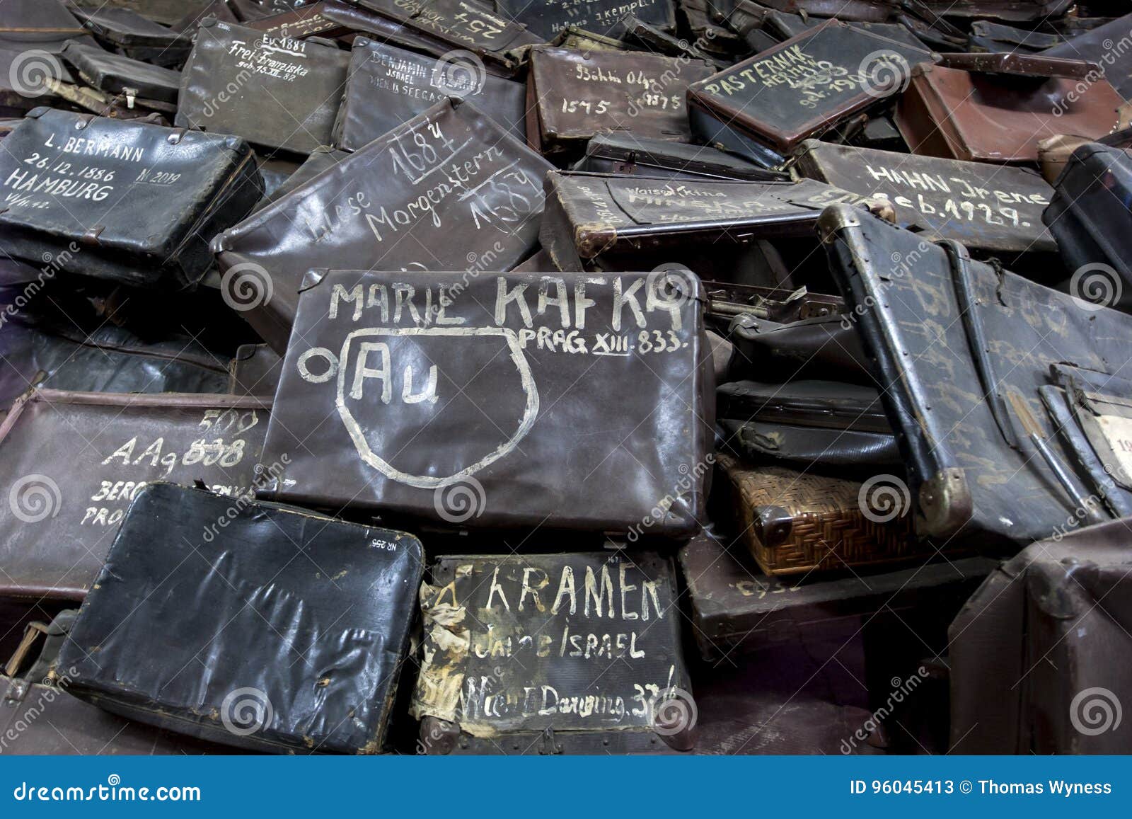 Una Pila De Maletas En La Exhibición En El Museo Del Estado De Auschwitz-Birkenau En En Polonia Foto de archivo - Imagen de campo: 96045413