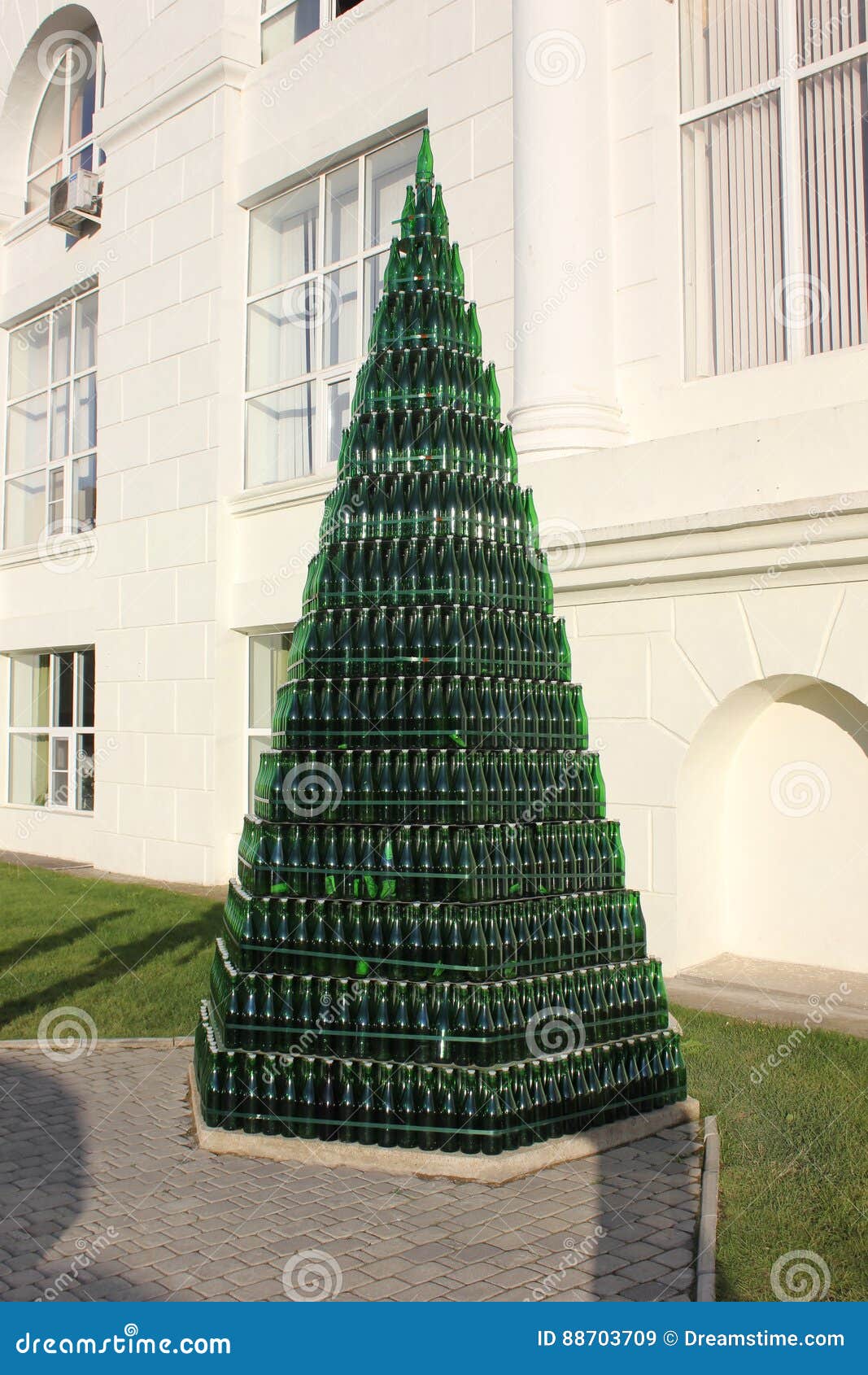 Albero Di Natale Heineken.Una Piramide Delle Bottiglie Di Vetro Immagine Stock Immagine Di Shotgun Seduta 88703709