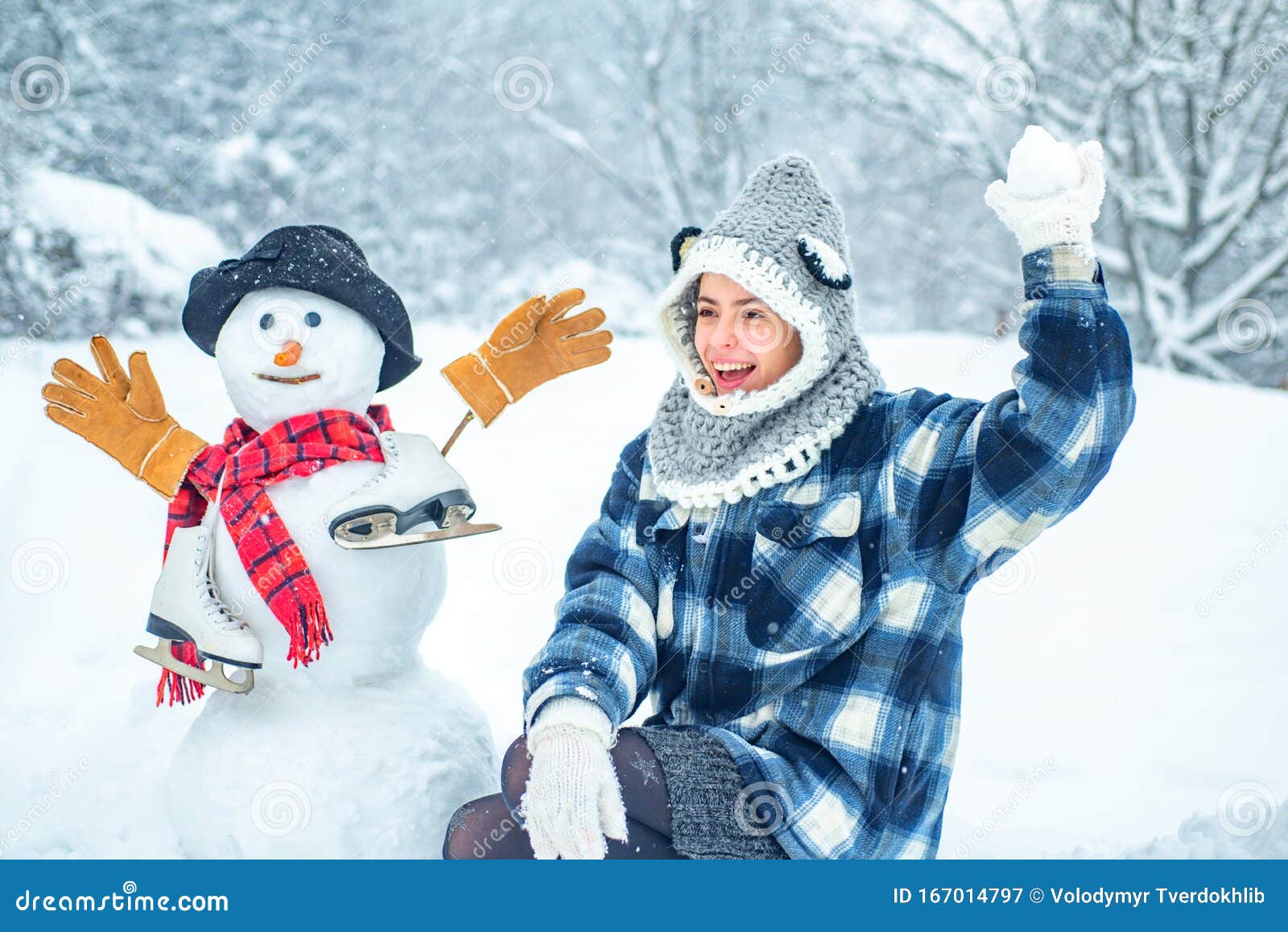 Una Ragazza Carina Che Fa Snowman All'aperto in Un Campo Di Neve La Ragazza  Della Bellezza Gioiosa Si Diverte Al Parco D'inverno Immagine Stock -  Immagine di freddo, divertente: 167014797