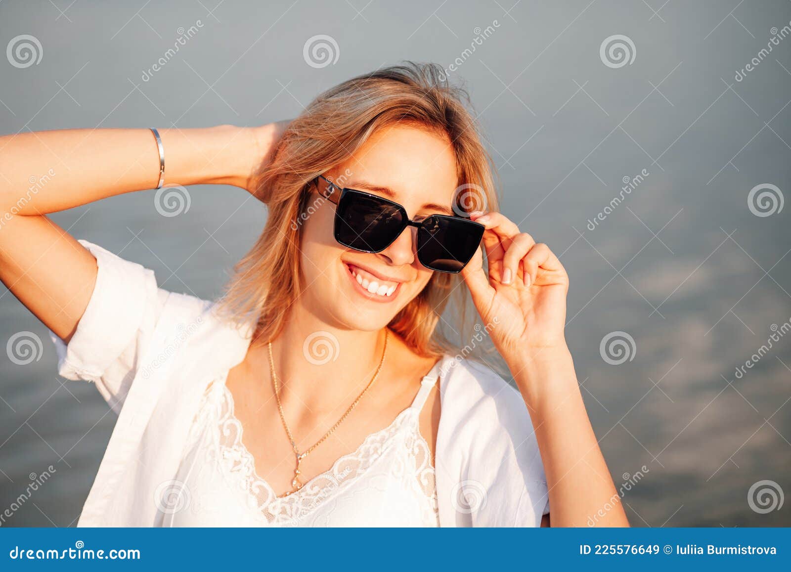 Immagini Stock - Una Donna Con Un Vestito Arancione E Occhiali Da