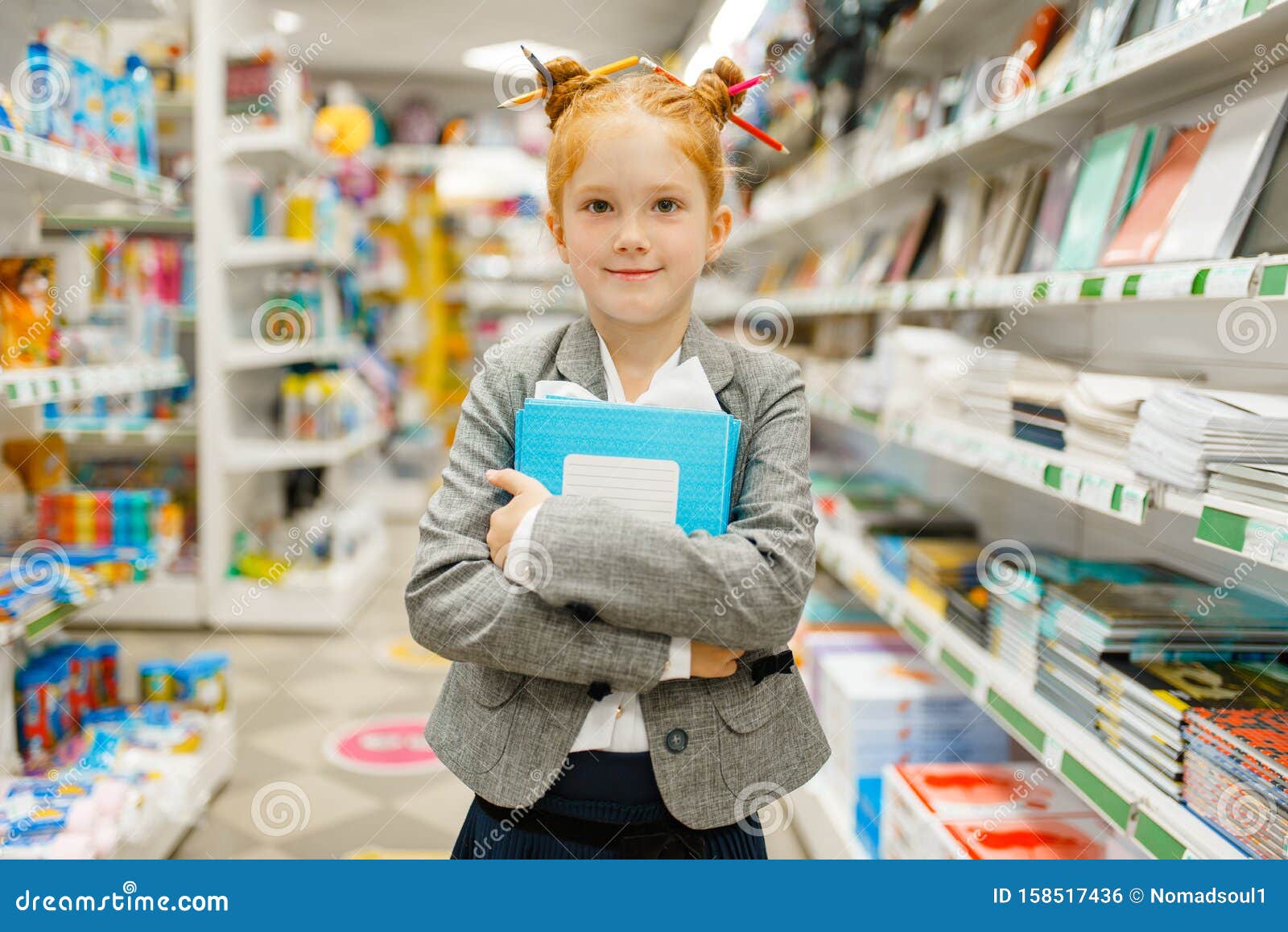 Una Ragazzina in Un Negozio Di Cancelleria Fotografia Stock - Immagine di  lifestyle, interno: 158517436