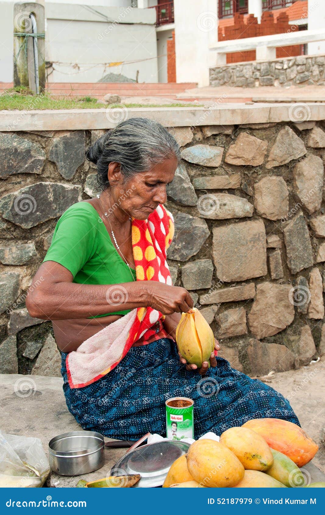 Una Señora Mayor Que Vende Los Mangos En Calle Imagen de archivo editorial retrato, frutas: 52187979