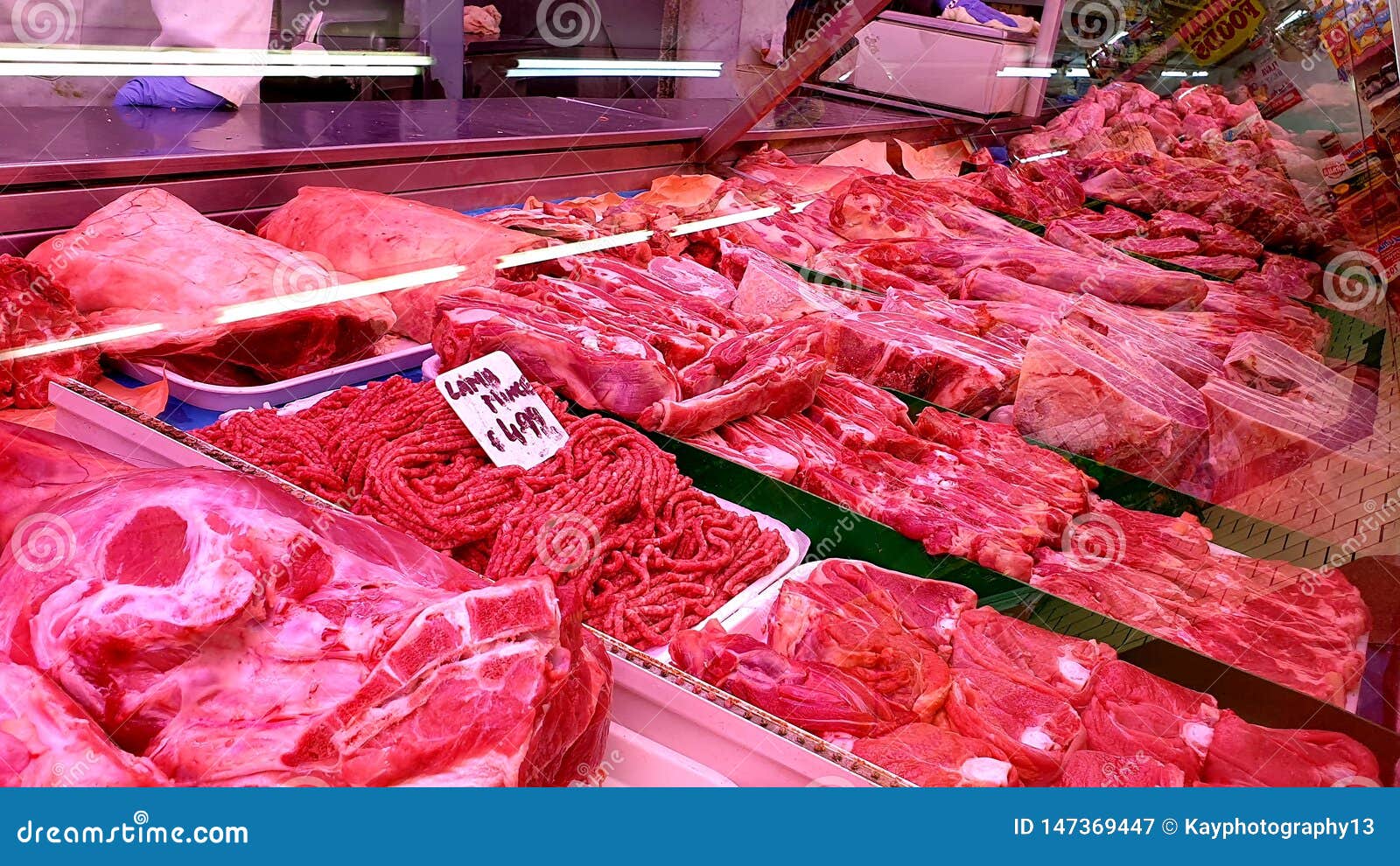 Una selección de carne roja cruda en la exhibición en un supermercado. Cordero crudo de la fuga de la comida del supermercado de la exhibición de la carne roja de la selección picar