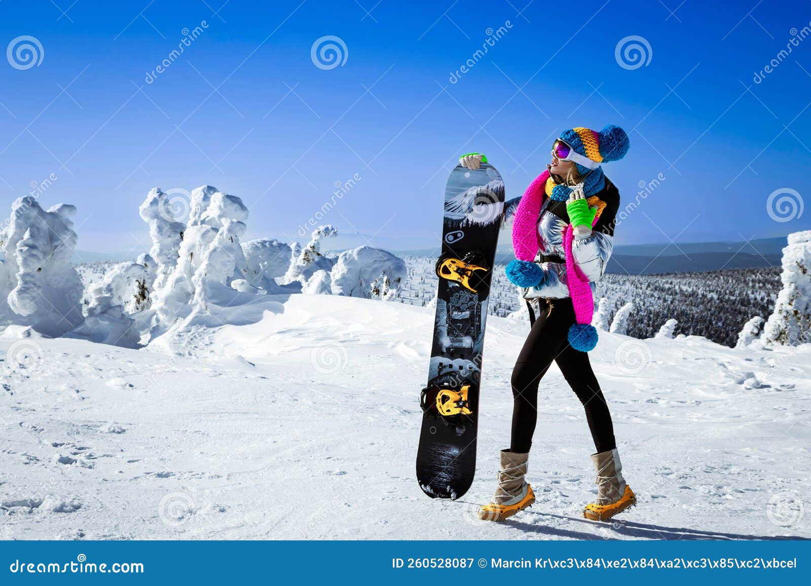 Eh Violeta dosis Una Snowboard Femenina Disfruta De La Estación De Esquí. Bella Mujer En Ropa  De Invierno Está Posando Con Snowboard En Las Montaña Imagen de archivo -  Imagen de gente, fresco: 260528087