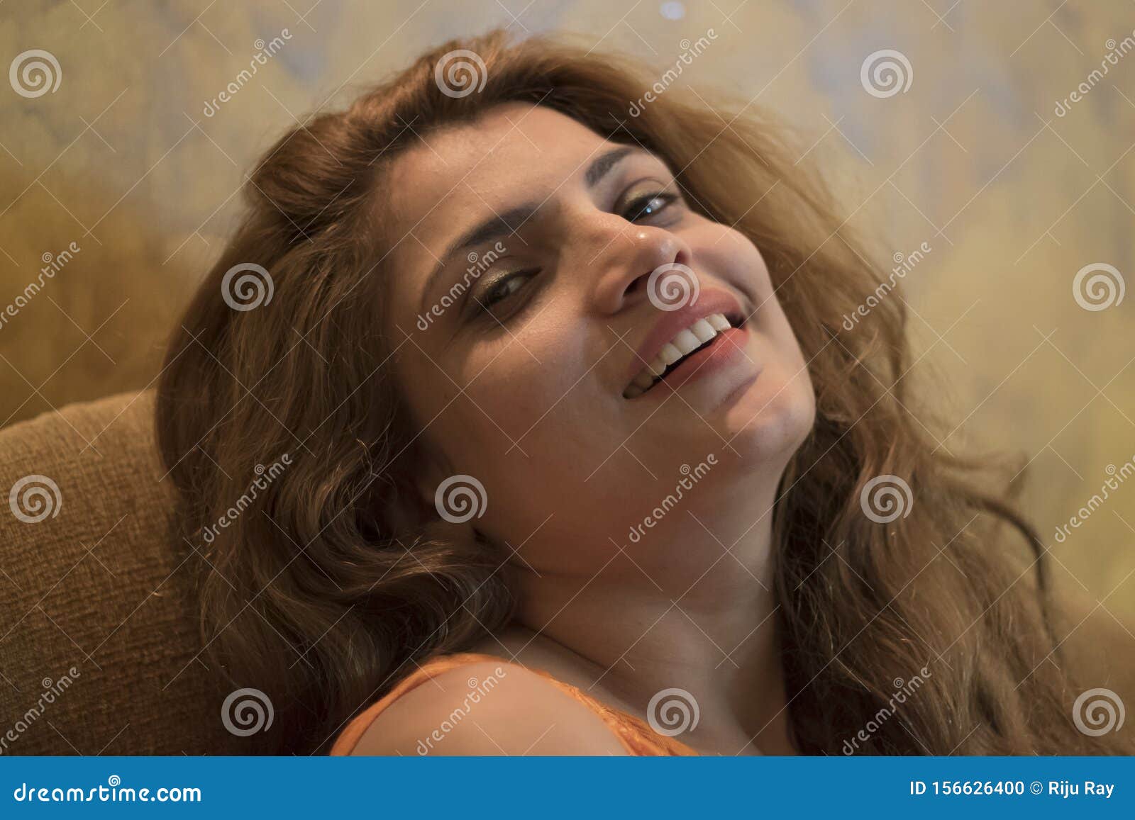 Una Sonrisa Sensual De Una Mujer Sexy En Una FotografÃa De Retrato Foto de  archivo - Imagen de encanto, marca: 156626400
