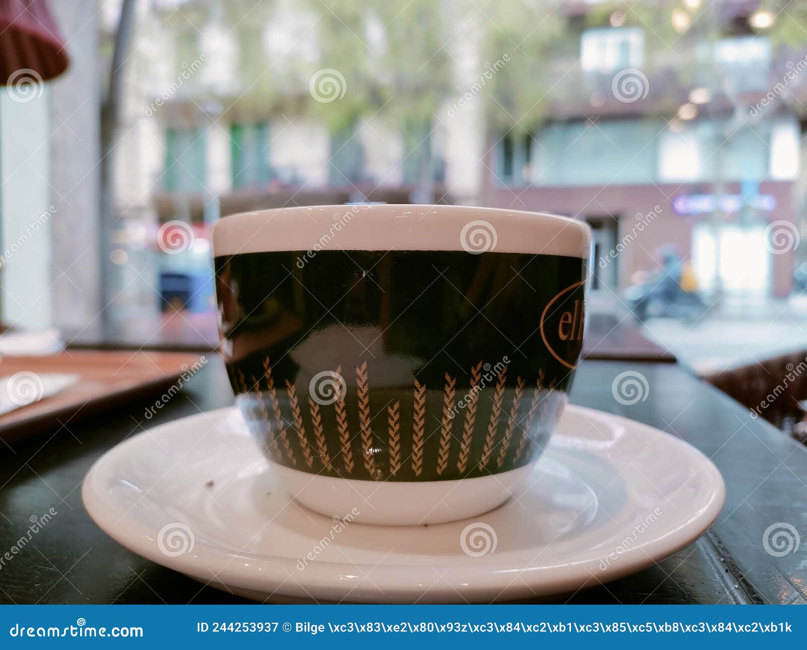 https://thumbs.dreamstime.com/z/una-taza-de-caf%C3%A9-despu%C3%A9s-ir-compras-en-barcelona-sobre-la-mesa-contra-las-casas-comprar-244253937.jpg