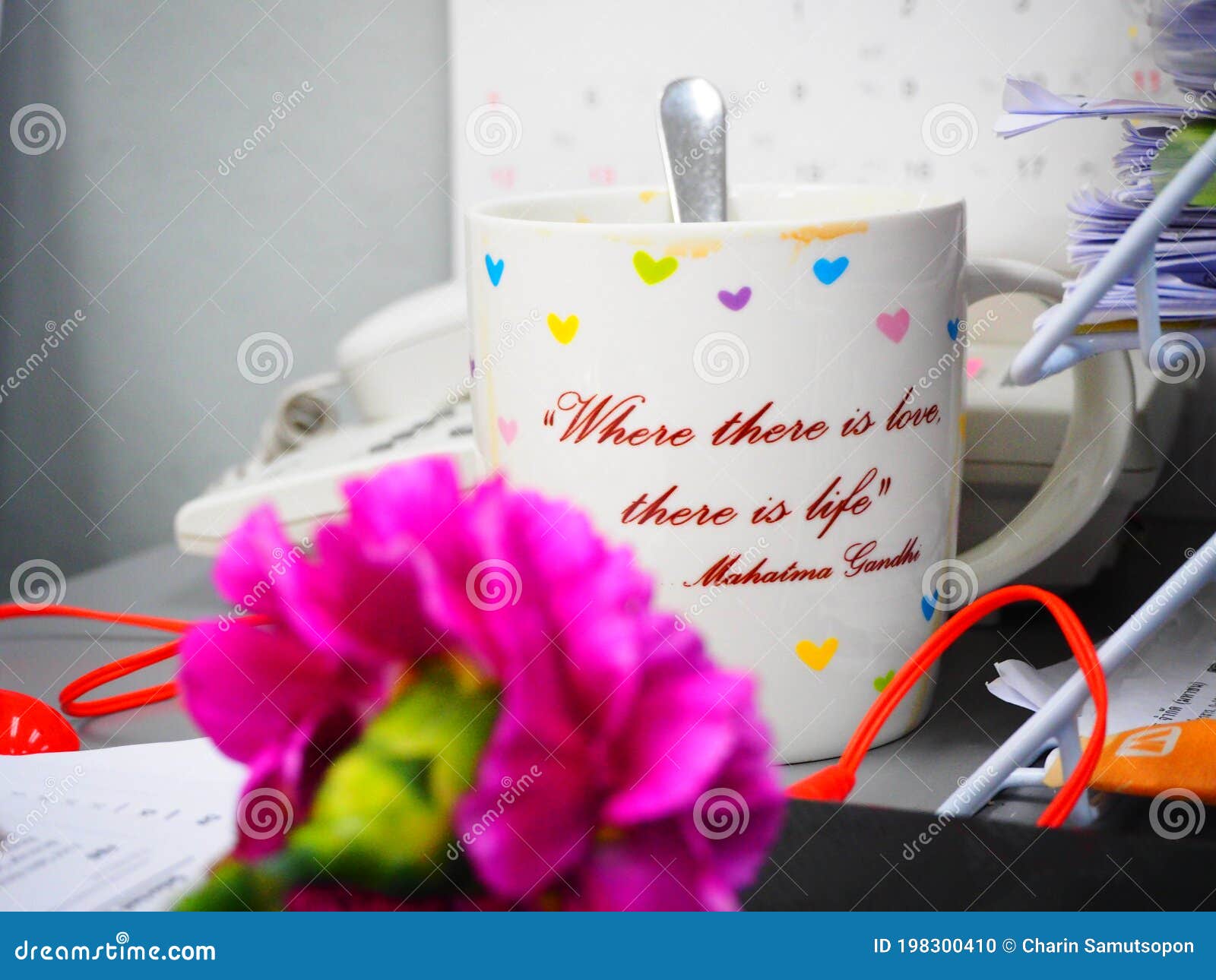 Una Taza De Café Durante Las Horas De Trabajo Con Una Frase Donde Hay Amor  Hay Vida Foto de archivo - Imagen de amor, café: 198300410