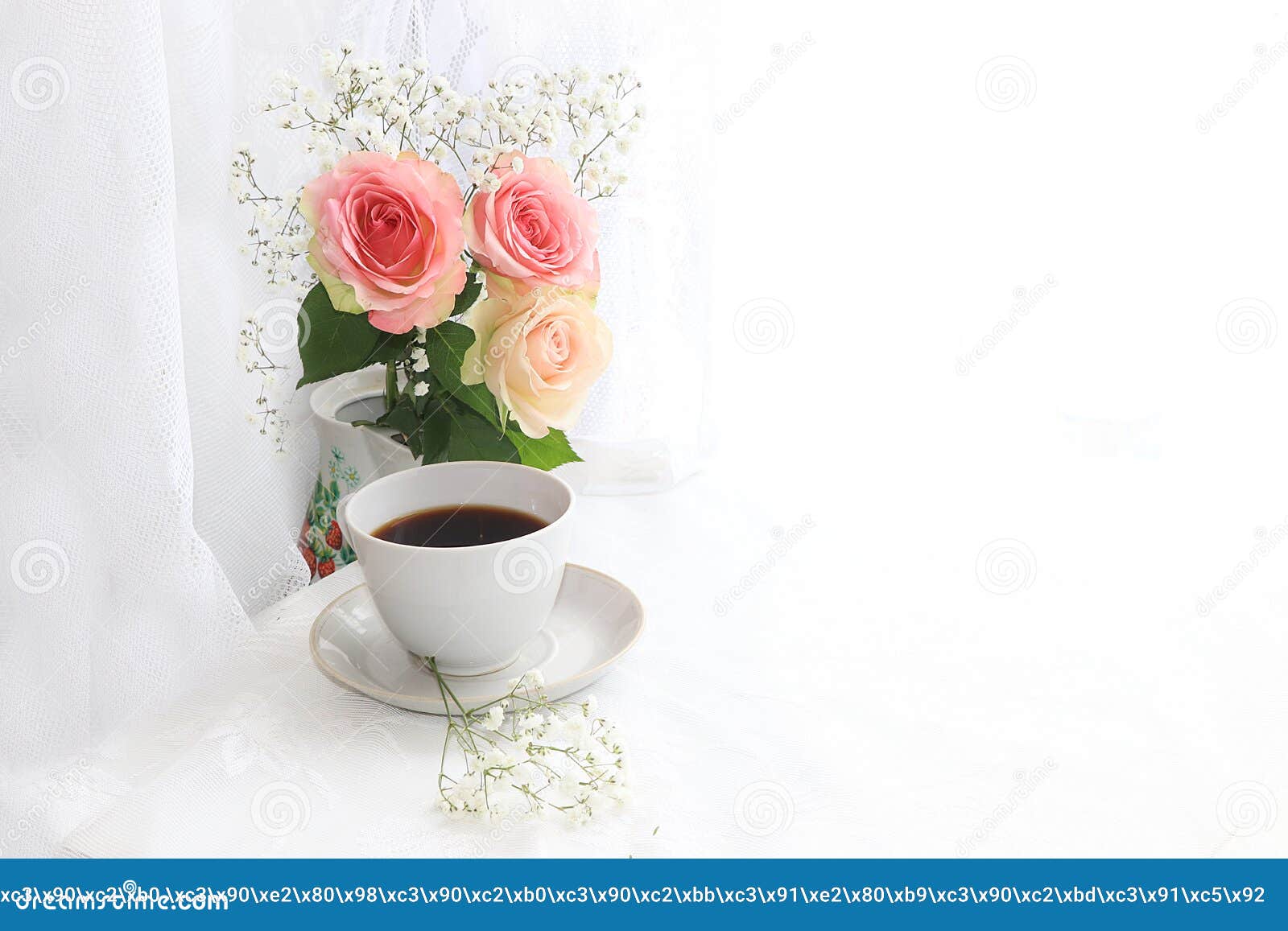 Una Taza De Café Y De Flores En Un Fondo Ligero Foto de archivo - Imagen de  humor, flores: 140920464