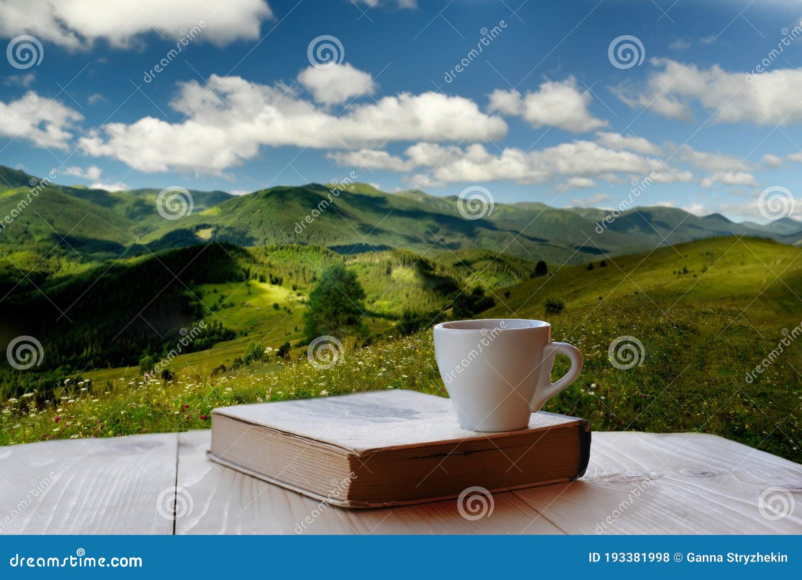 Taza de café sobre madera con la naturaleza de fondo turismo y