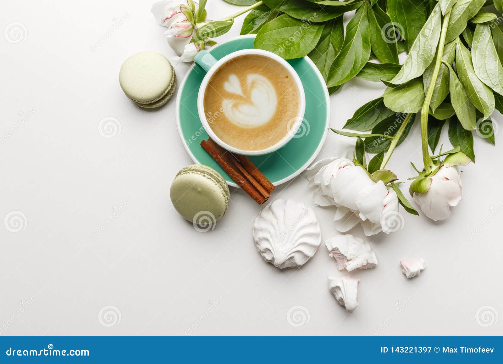 Una taza de café en una tabla blanca con las peonías, los dulces y las frutas. Una taza de café en una tabla blanca con el postre puesto mañana de arriba superior colorida de la opinión de la taza del macaron del fondo de la torta de las peonías, de los dulces y de las frutas sobre casarse panadería del aniversario del regalo de la primavera del desayuno del copyspace de la moda de la maqueta de la flor la buena actual de la comida del espacio en blanco de los macarrones de la tarjeta en colores pastel acogedora plana del amor subió belleza de planificación del vintage de la tarjeta del día de San Valentín de la madre de la forma de vida de la lista de los macarrones del saludo del cumpleaños de las galletas