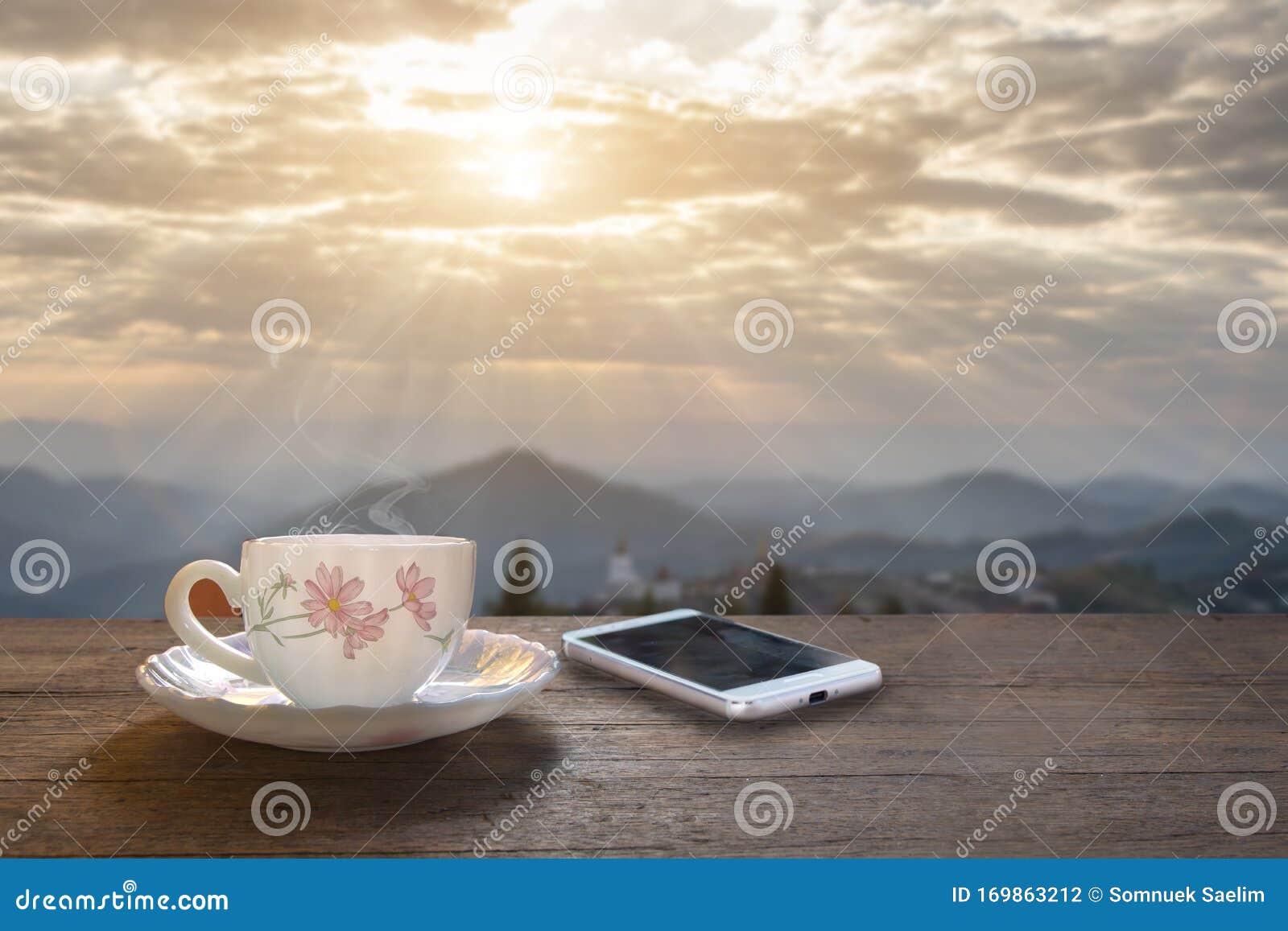 Taza de café sobre madera con la naturaleza de fondo turismo y