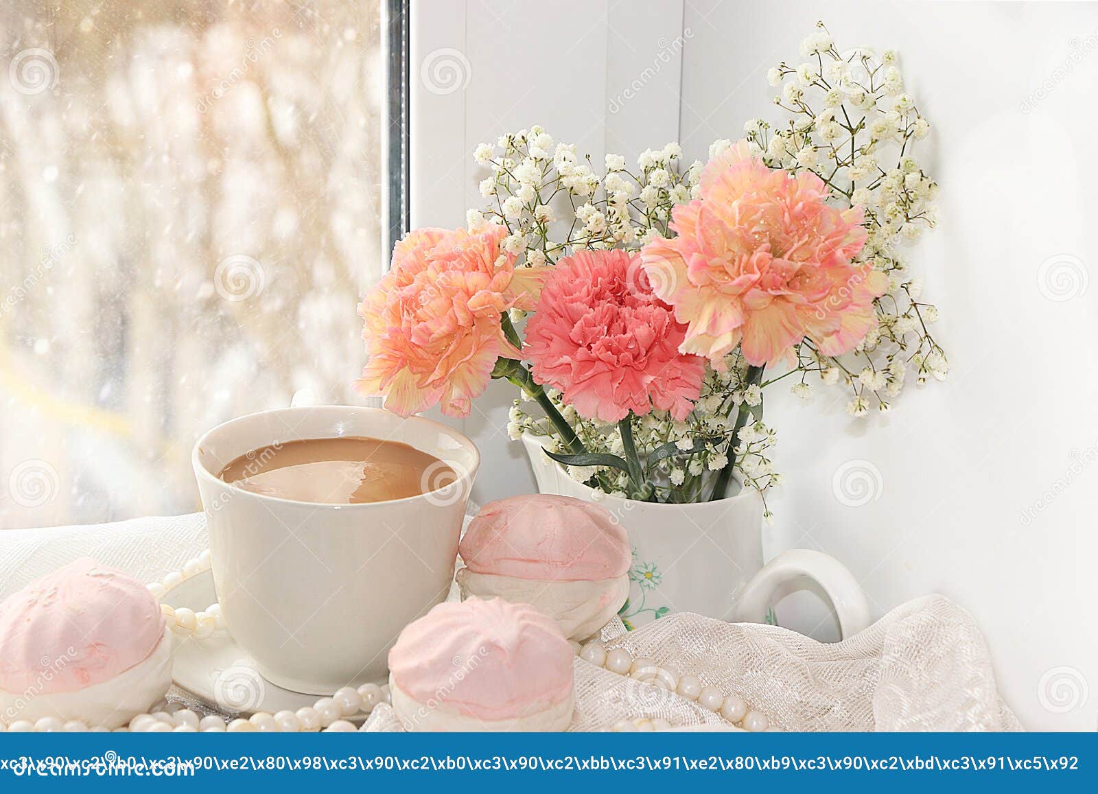 Una Tazza Di Caffe E Fiori Su Un Fondo Leggero Sui Desideri Del Buongiorno E Sul Buon Giorno Una Casa Accogliente Immagine Stock Immagine Di Luce Domestico