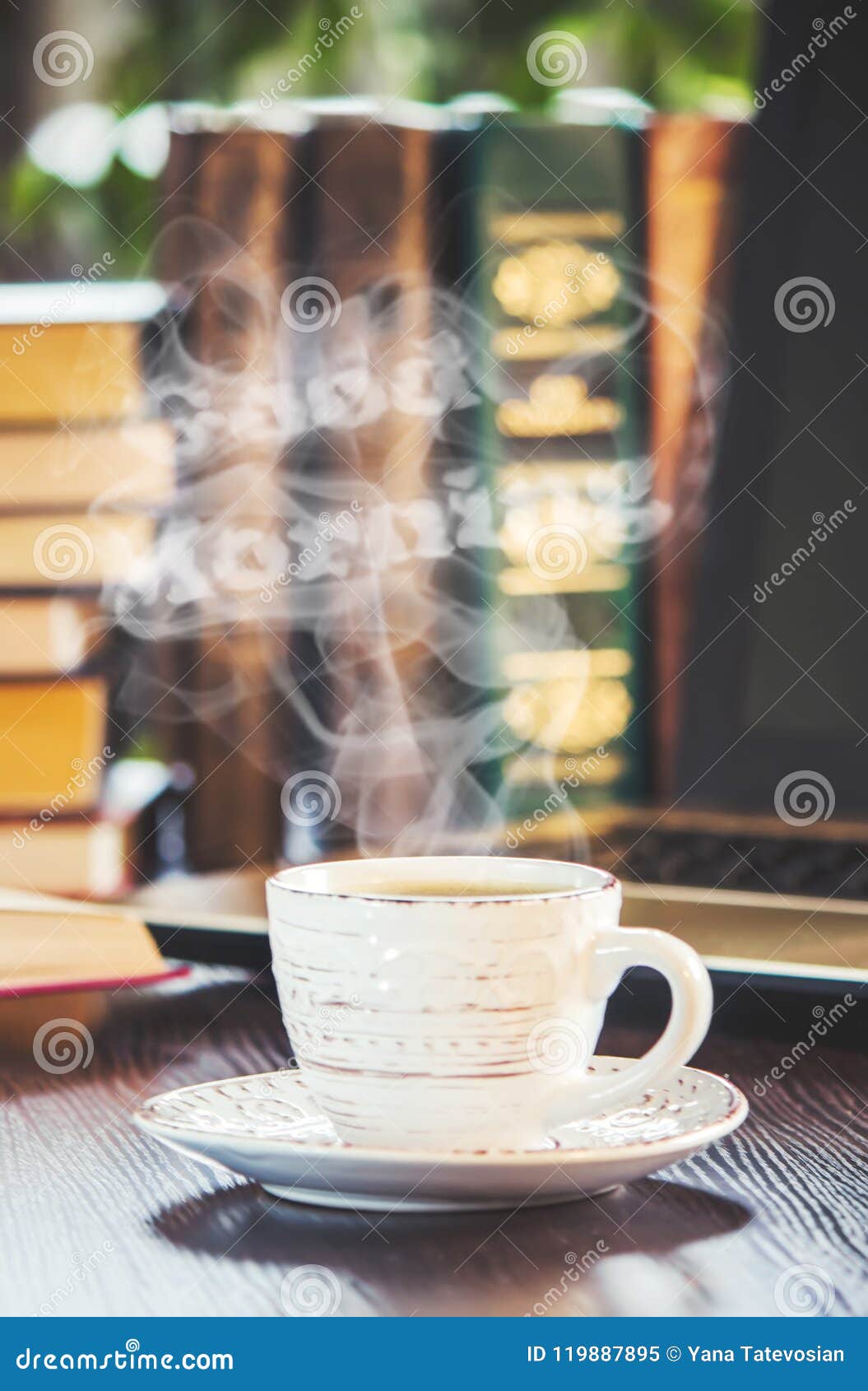 Una Tazza Di Caffè E Un Buongiorno Del Fumo All'ufficio Sul Lavoro Immagine  Stock - Immagine di calcolatore, copia: 119887895