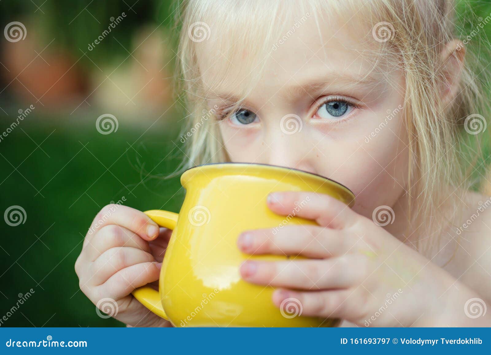 Una Tazza in Mano a Un Bambino Ragazza Che Beve Qualcosa Bambini All'aperto  in Natura Immagine Stock - Immagine di libero, attività: 161693797