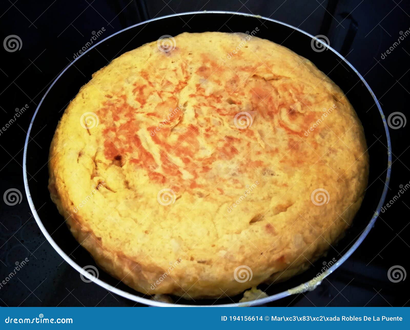 una tortilla de patata en el sartÃÂ©n