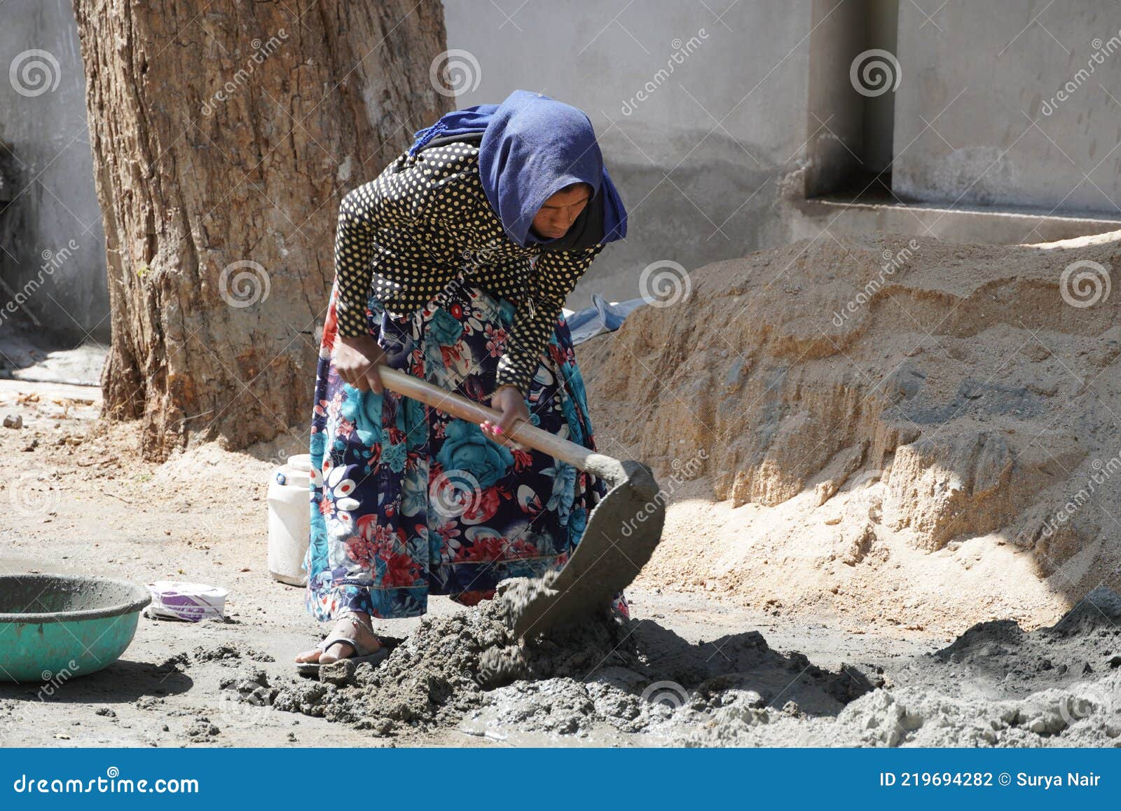 Una Trabajadora India Está Trabajando Su Trabajo Pesado Del Día Del Trabajo  En La Construcción. Ella Está Mezclando Cemento Y Mort Fotografía editorial  - Imagen de adulto, industrial: 219694282