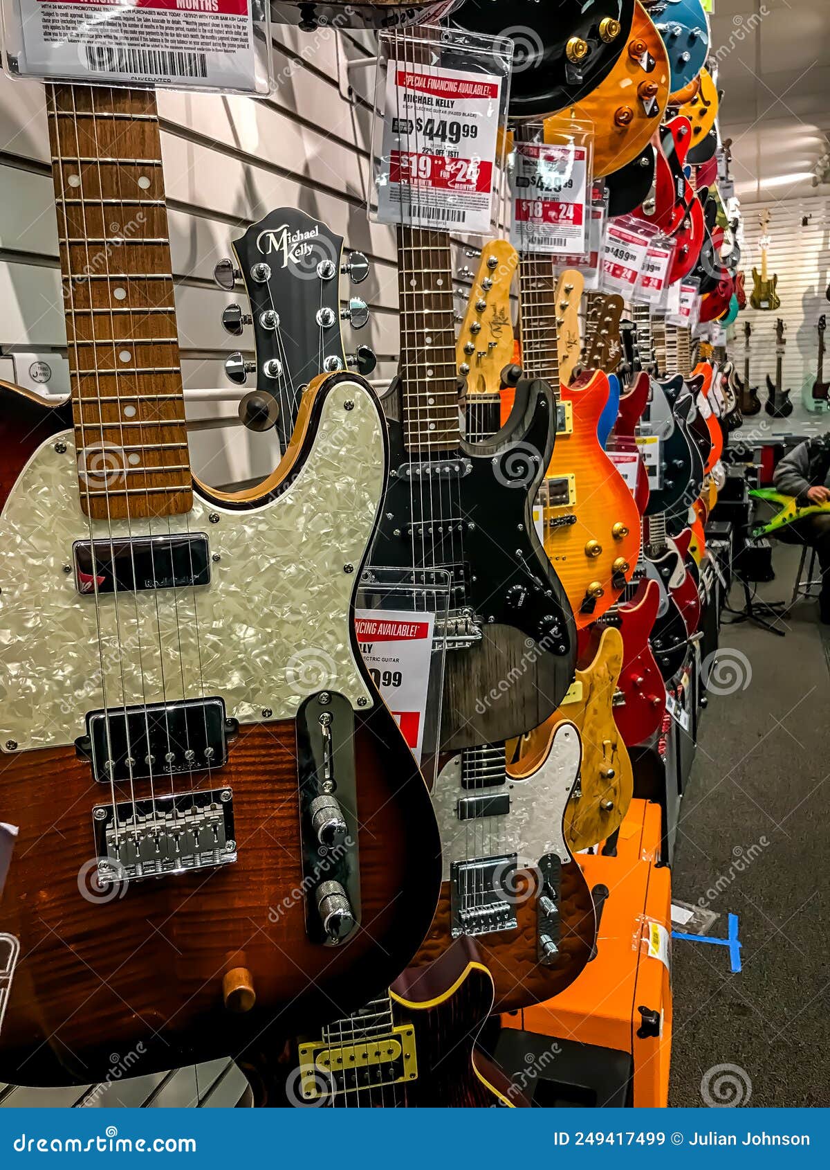 ajedrez Túnica Auto Una Variedad De Guitarras a La Venta En El Centro De Guitarra. Imagen de archivo editorial - Imagen de tambor, tambores: 249417499 ajedrez Túnica Auto Una Variedad De Guitarras a La Venta En El Centro De Guitarra. Imagen de archivo editorial - Imagen de tambor, tambores: 249417499