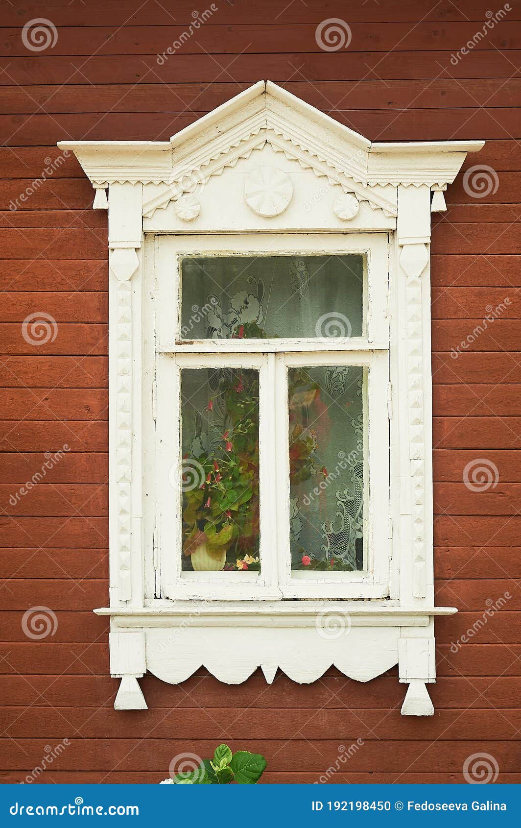 ventana en la casa vieja. casa de madera. choza rusa. ventana decorativa de  madera en una casa de troncos. arquitectura tradicional rusa. 14141294 Foto  de stock en Vecteezy