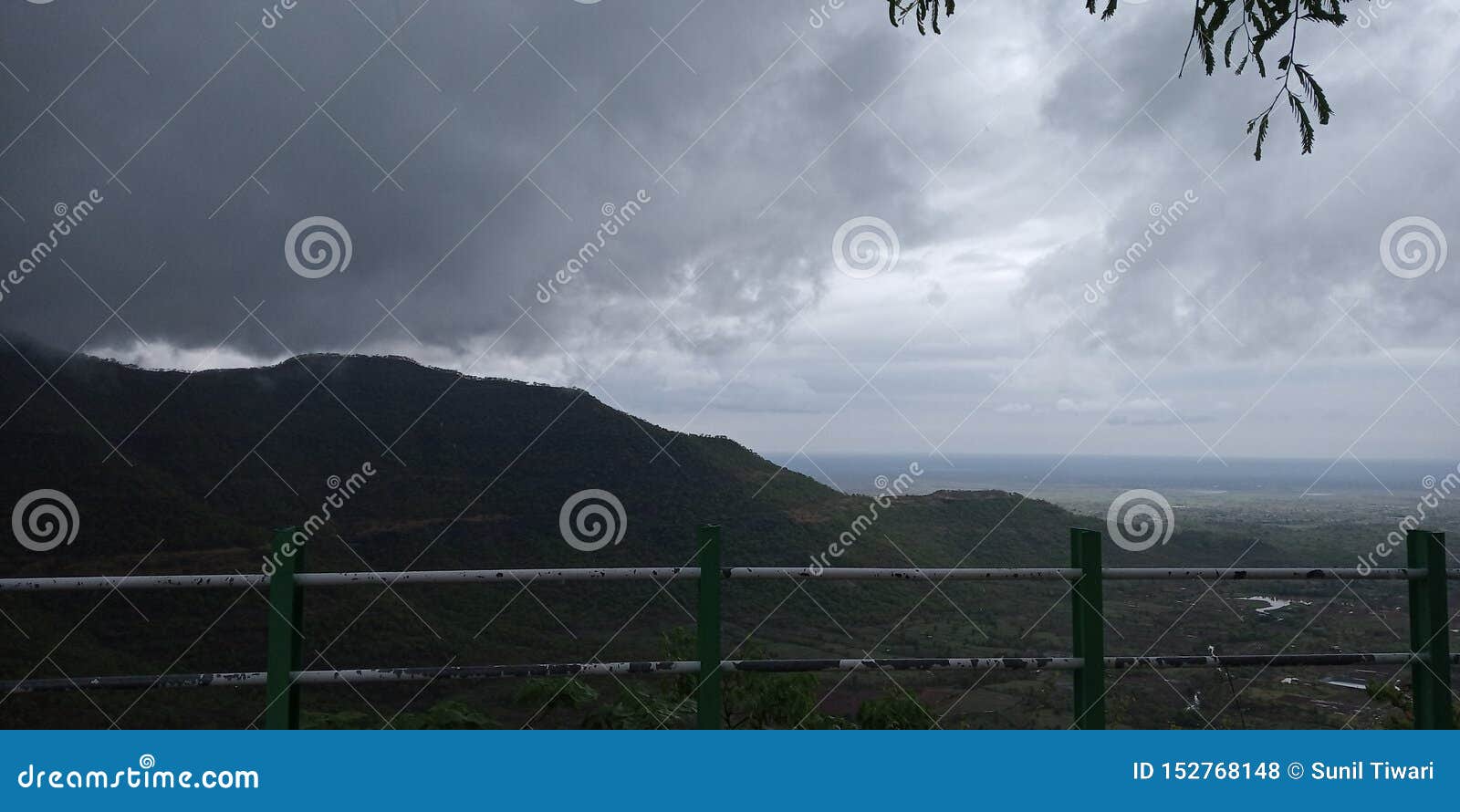 Una visión asombrosa desde la montaña. Debe visitar el sitio, santuario de Gautala, estación Aurangabad, maharashtra, la India de la colina