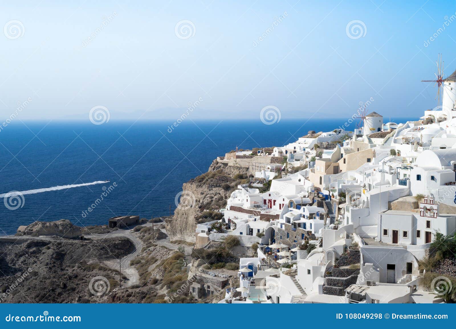 Una vista alla città di OIA in Santorin Grecia con il mare nei precedenti