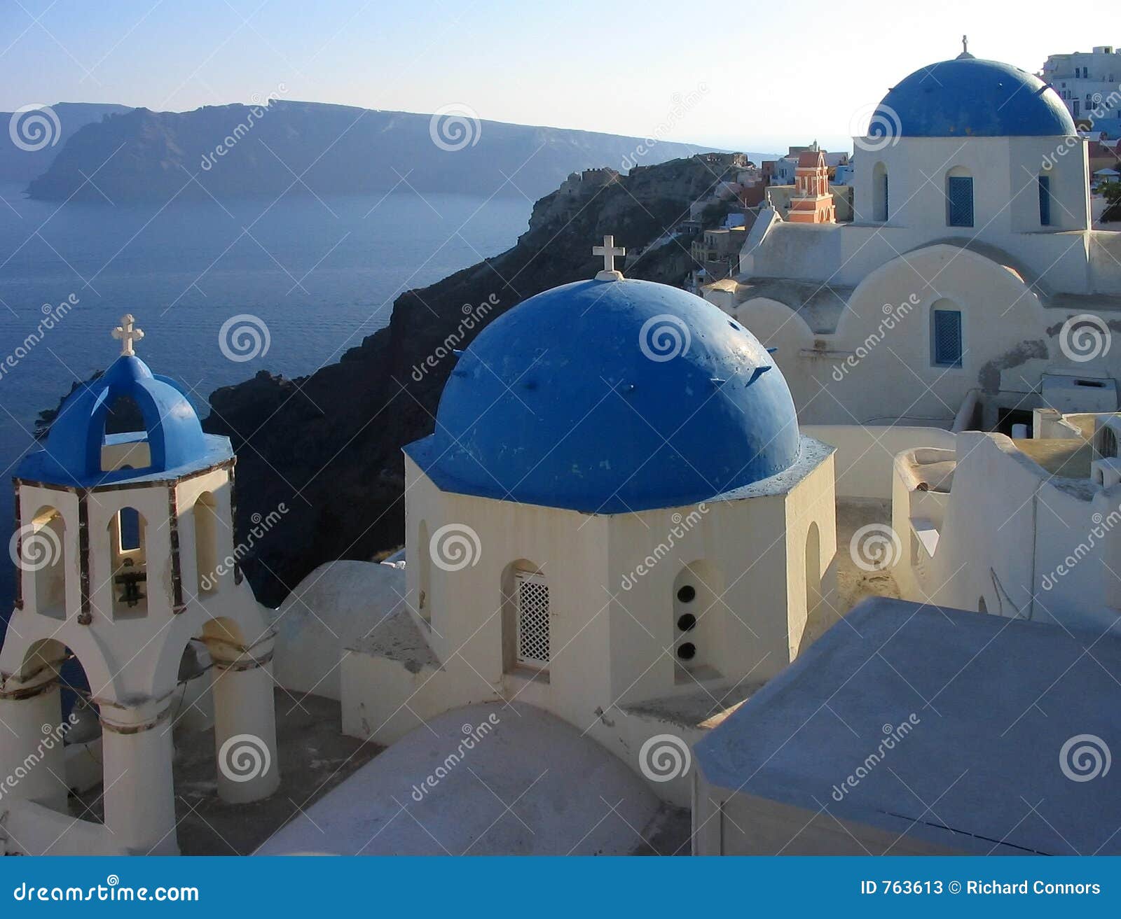 Una Vista De Algunas De Las Iglesias Famosas En Oia, Santorini, Grecia  Imagen de archivo - Imagen de vacaciones, edificio: 763613