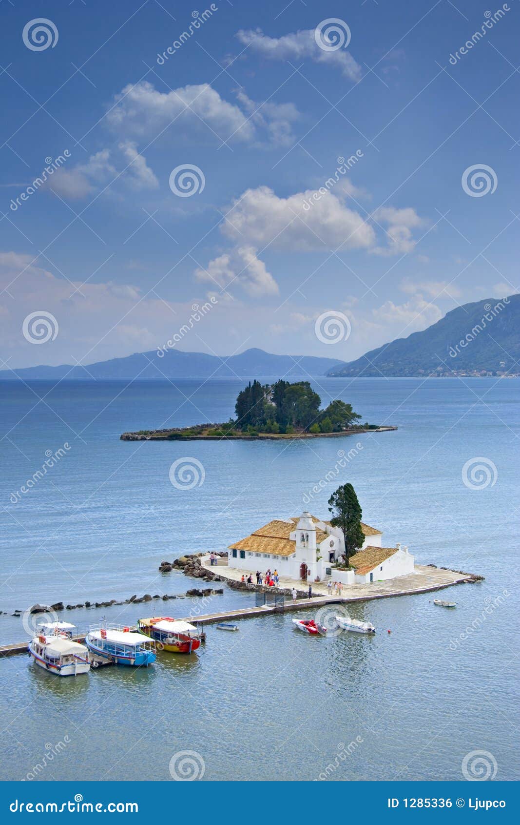 Una vista de una iglesia y de una isla del ratón en Corfú, Grecia