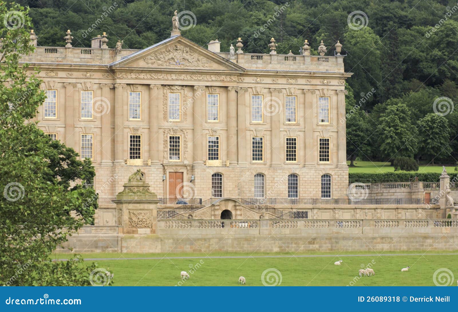 Una vista della Camera di Chatsworth, Gran Bretagna. Derbyshire, Gran Bretagna - 4 luglio: Camera di Chatsworth il 4 luglio 2012, in Derbyshire, la Gran Bretagna. La Camera di Chatsworth è una delle case più signorili della Gran-Bretagna ed il più grande turista dissipa.