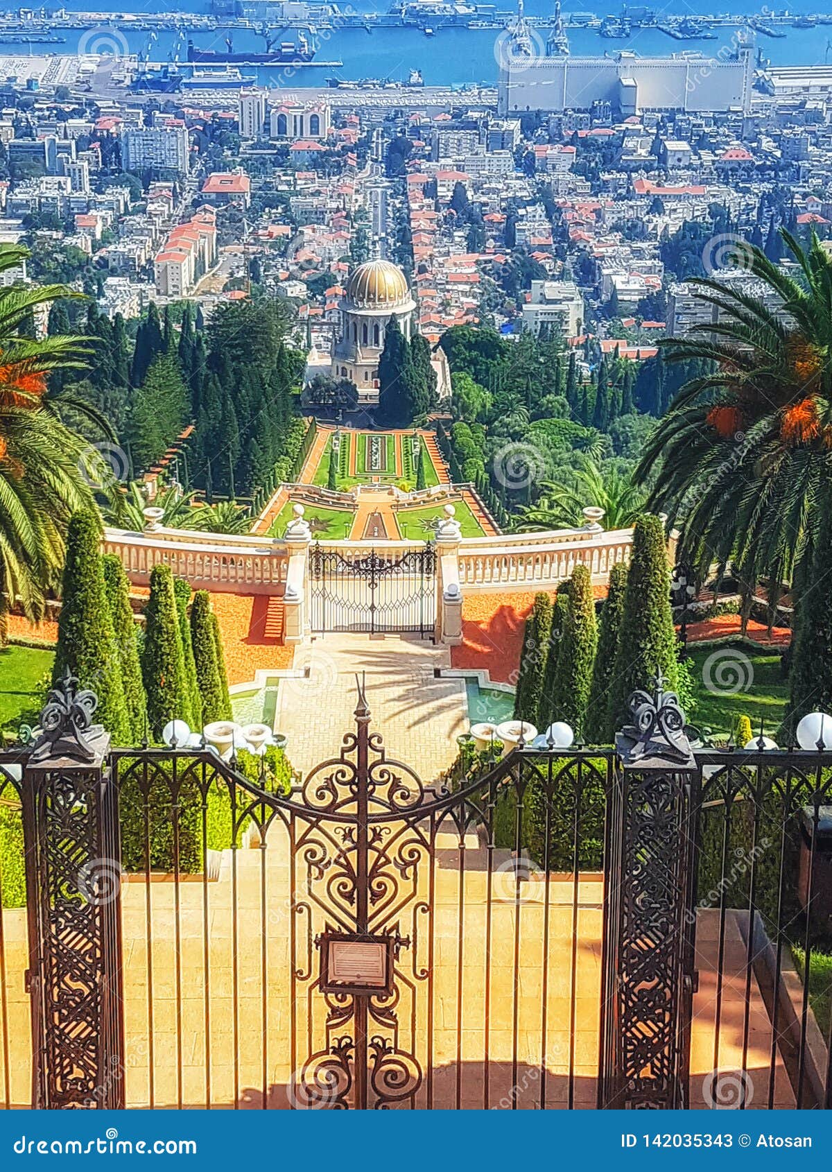 Una Vista General De Los Jardines Colgantes De La Capilla Del Bab En El Monte Carmelo, Haifa, Israel archivo - Imagen de ciudad, planta: 142035343