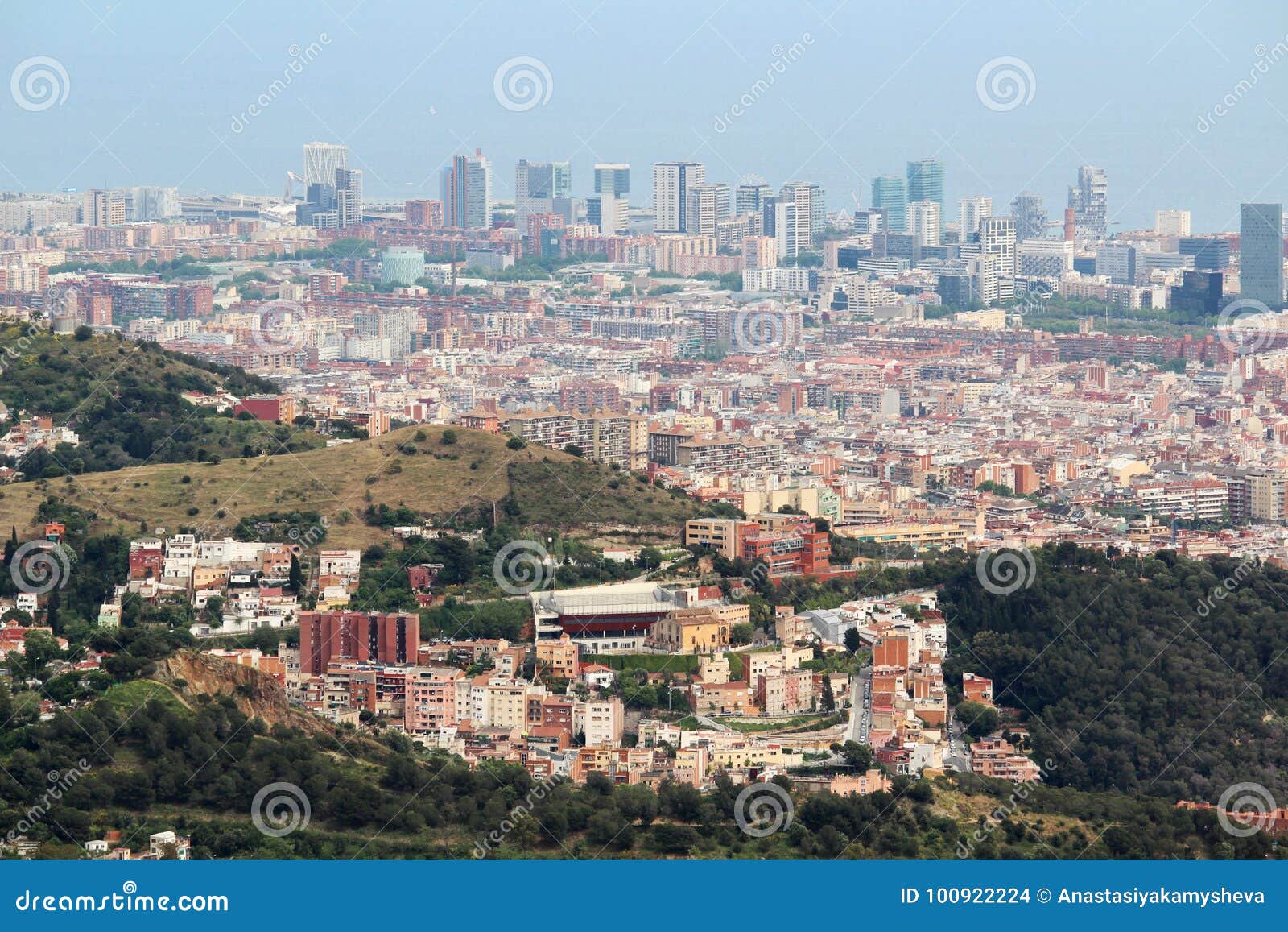 Una vista panoramica di Barcellona da Tibidabo. Tibidabo è una montagna che trascura Barcellona, Catalogna, Spagna È la montagna più alta in Serra de Collserola