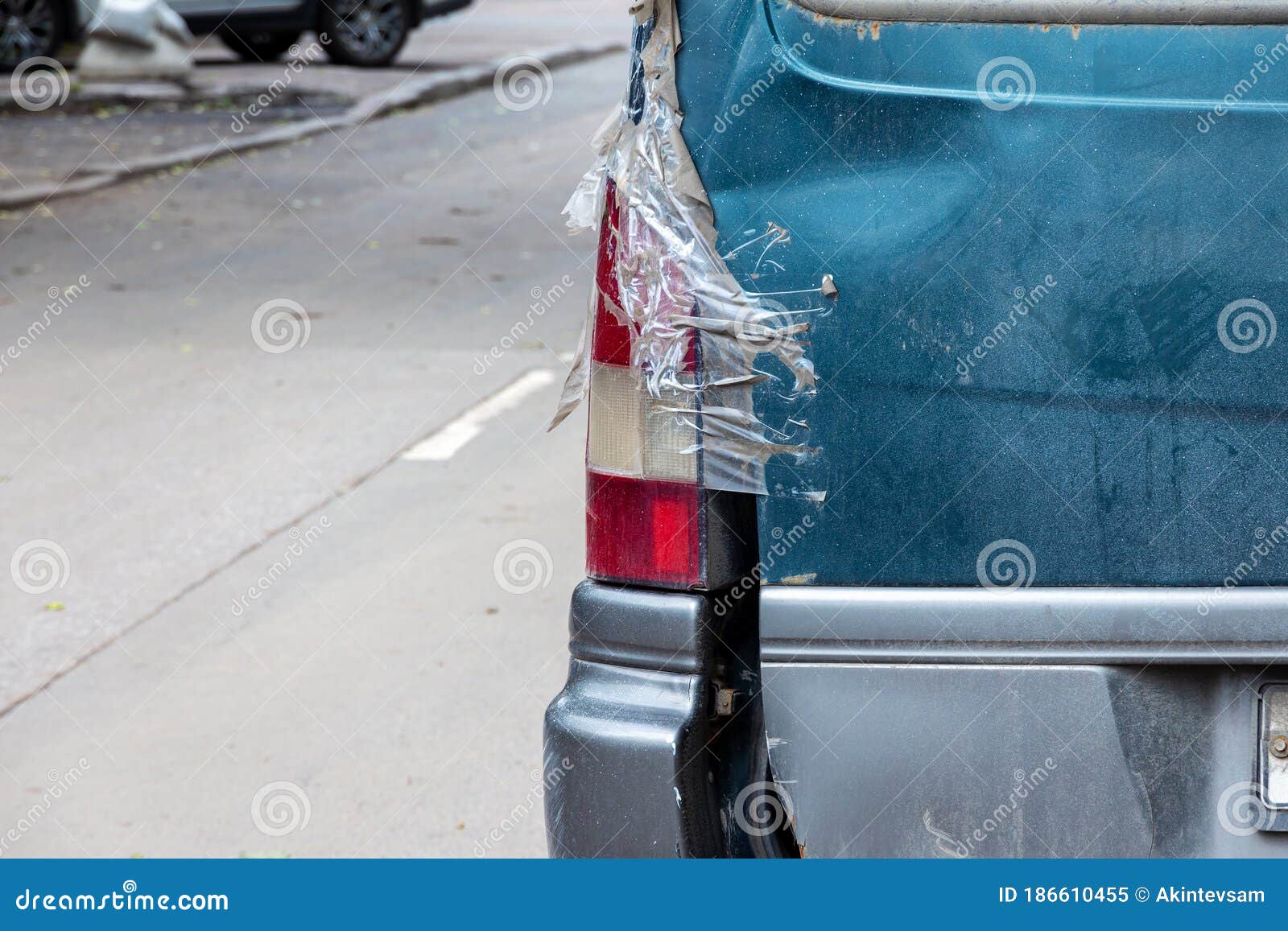 Und Ein Gebrochener Stoßdämpfer Rücklichtes Block Mit Klebeband Versiegelt.  Stockbild - Bild von laufwerk, plastik: 186610455