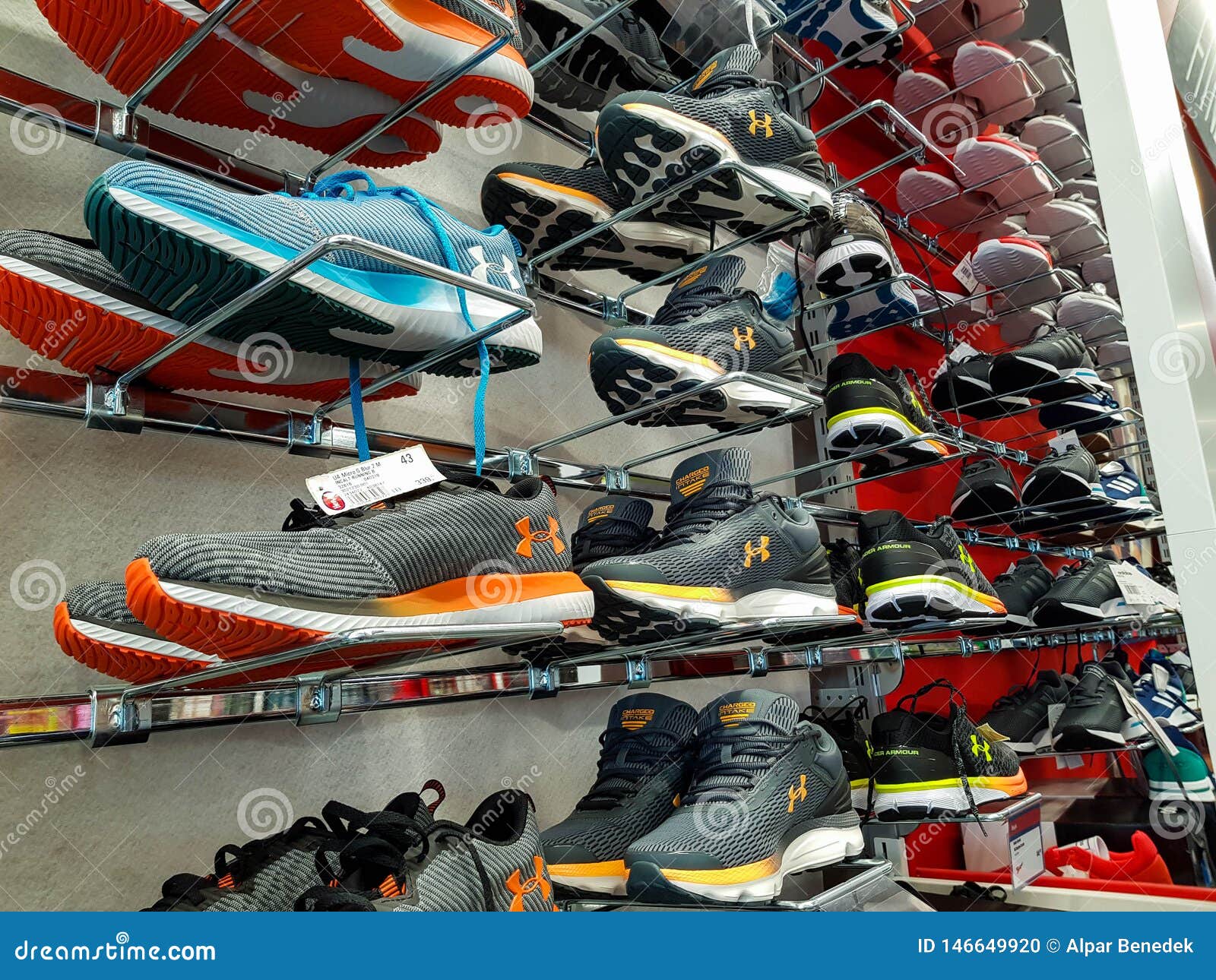 negocio Perpetuo recoger Under Armour Sport Shoes in Local Store. Editorial Image - Image of market,  athlete: 146649920