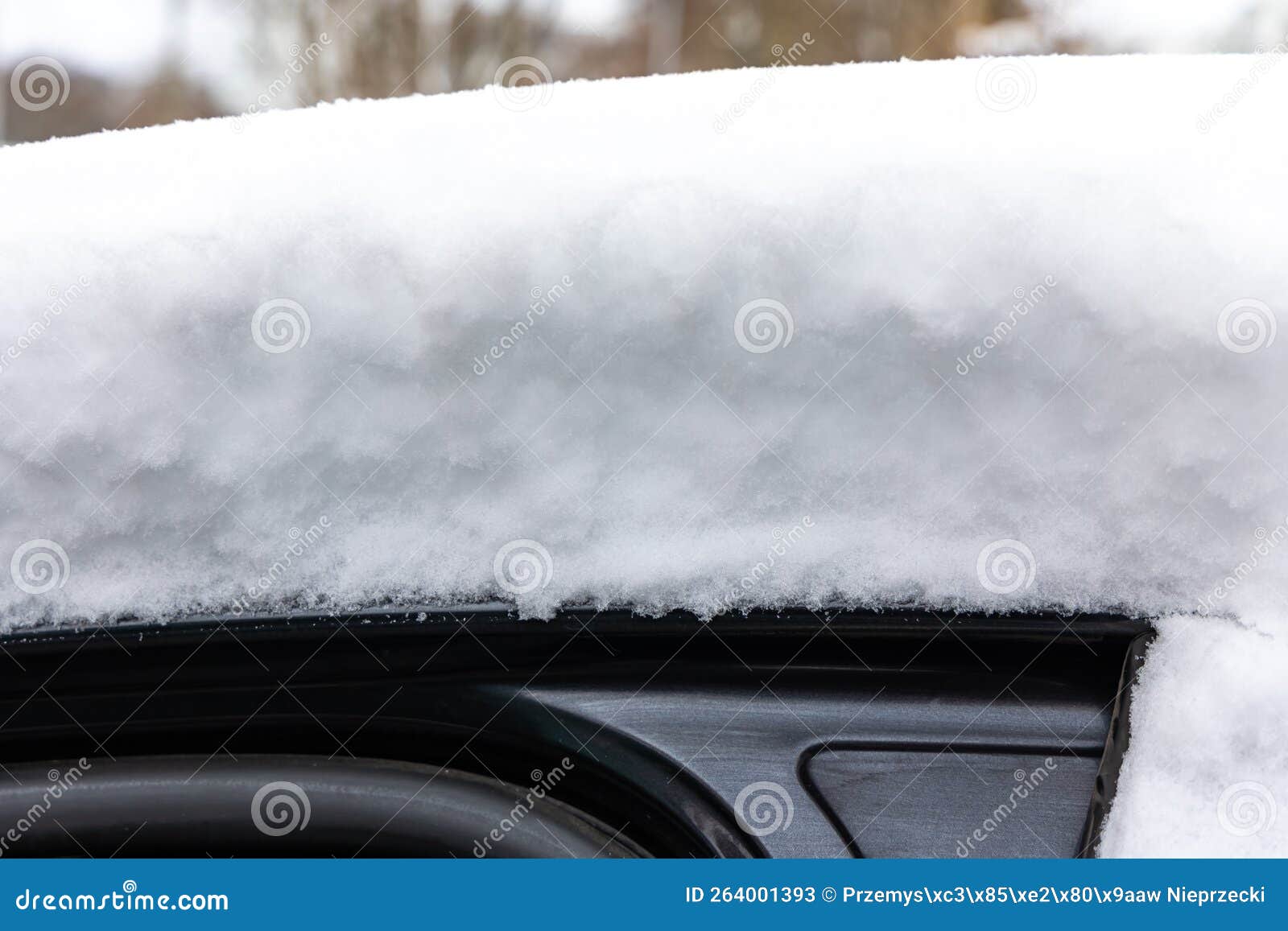 Une épaisse Couche De Neige Fraîche Sur Le Toit D'une Voiture De