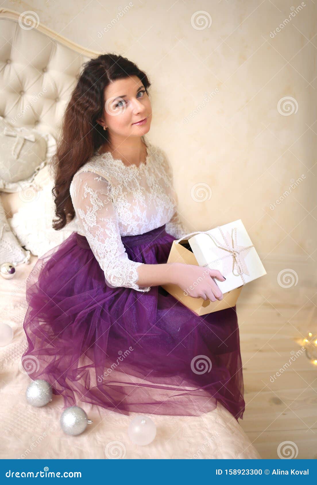 Une Belle Et Heureuse Femme Enceinte Ouvre Un Cadeau De Noël Photo