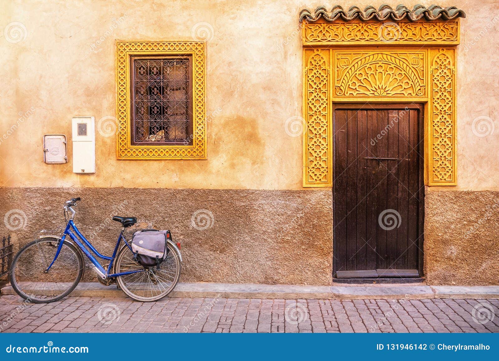 Une Belle Façade De Maison Au Maroc Avec Les Châssis