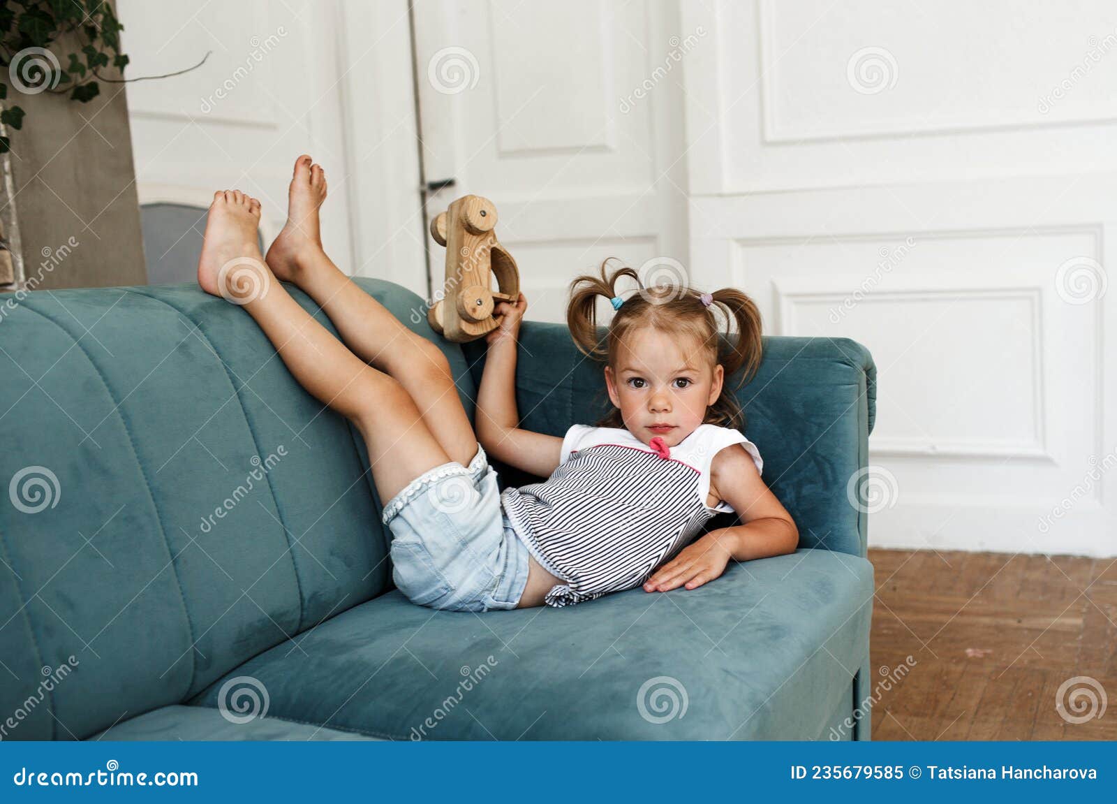 Belle Petite Voiture Entre Les Mains D'une Femme à La Table