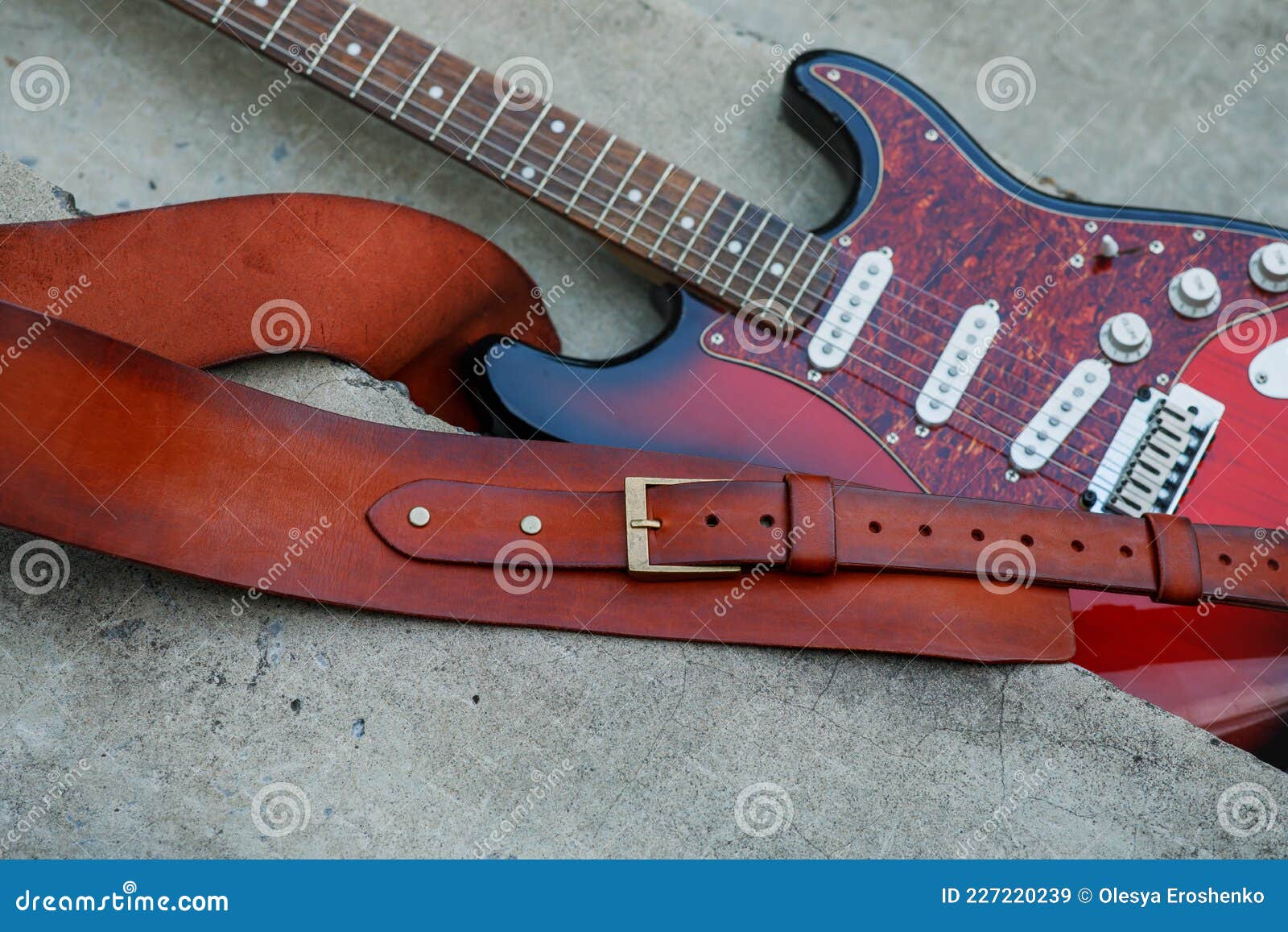 Une Belle Sangle Pour Une Guitare électrique En Cuir Véritable Orange.  Accessoire Boucle En Laiton. Image stock - Image du beau, concret: 227220239