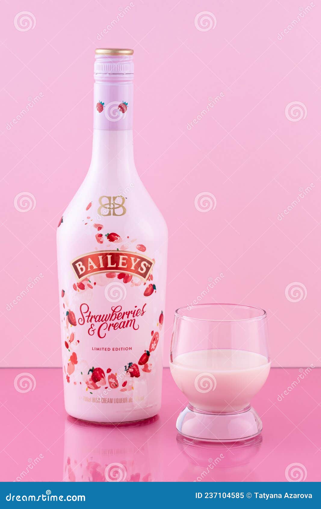 Une Bouteille De Baileys En Verre. Fraises Et Crème. édition Limitée.  Liqueur Sur Fond Rose. Boisson Alcoolisée. Illustratif Image éditorial -  Image du glace, boisson: 237104585